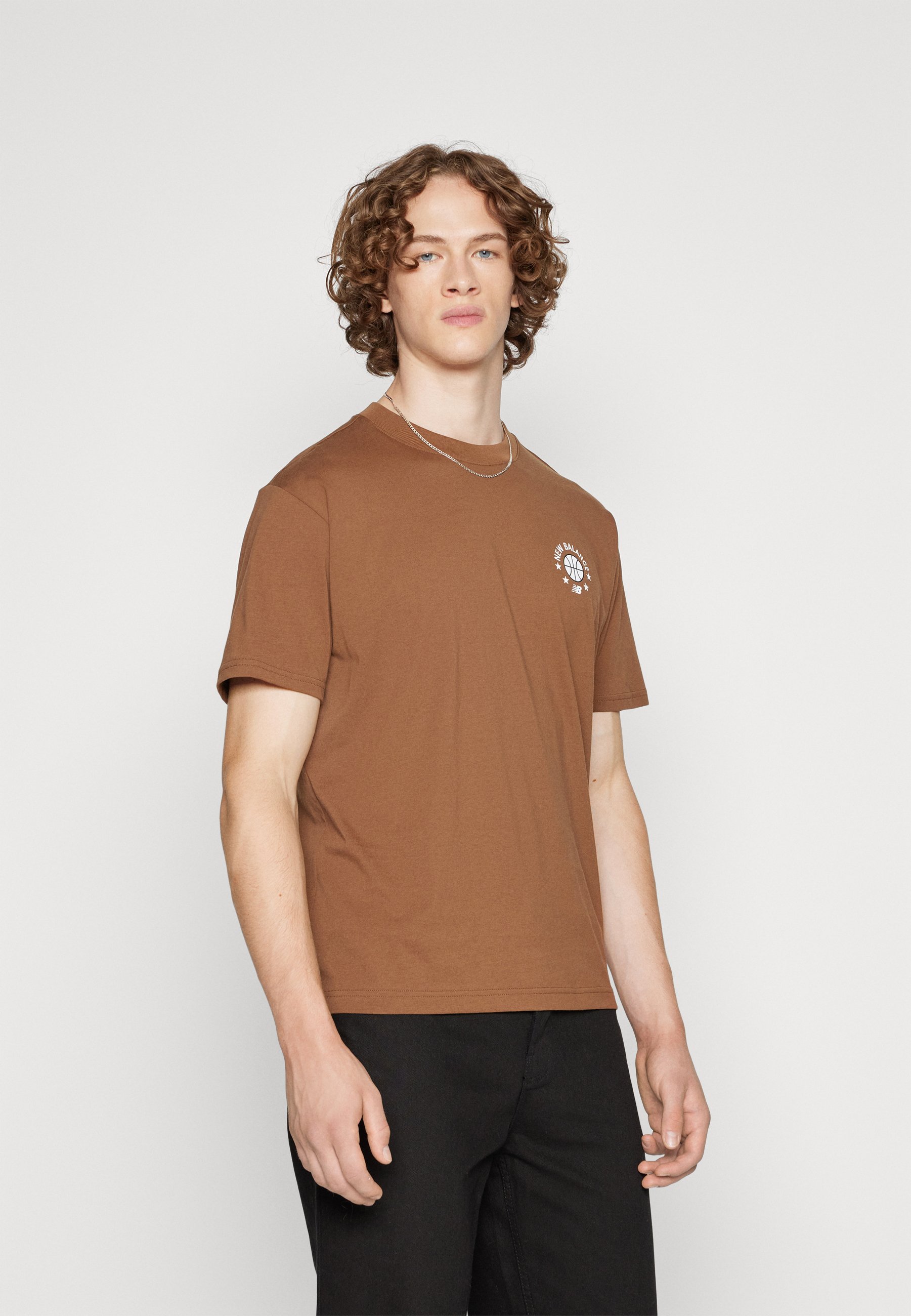 NB HOOPS ESSENTIALS - Print T-shirt - dark earth/brown