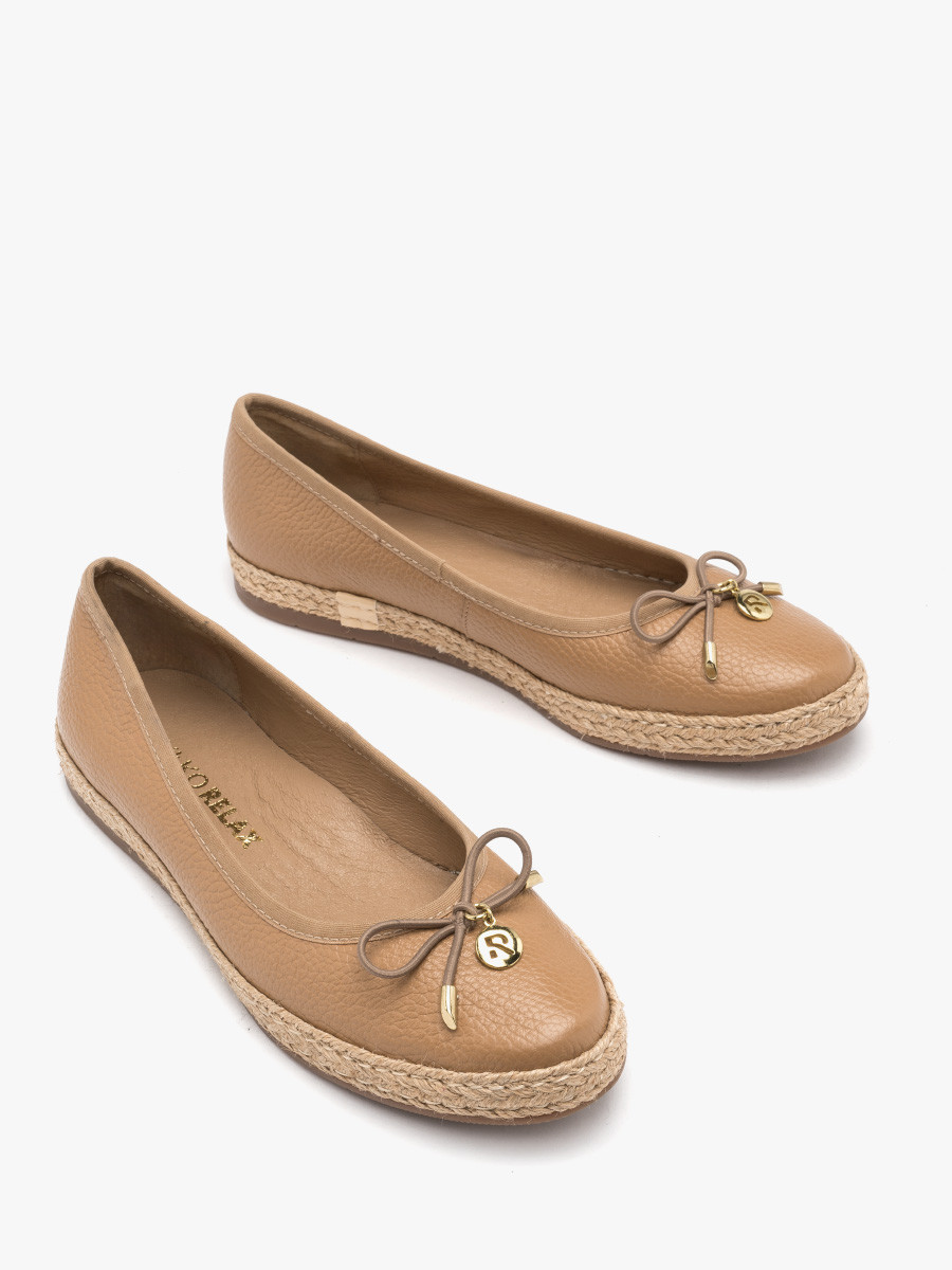 Ciemnobeżowy espadryl z ozdobną kokardą