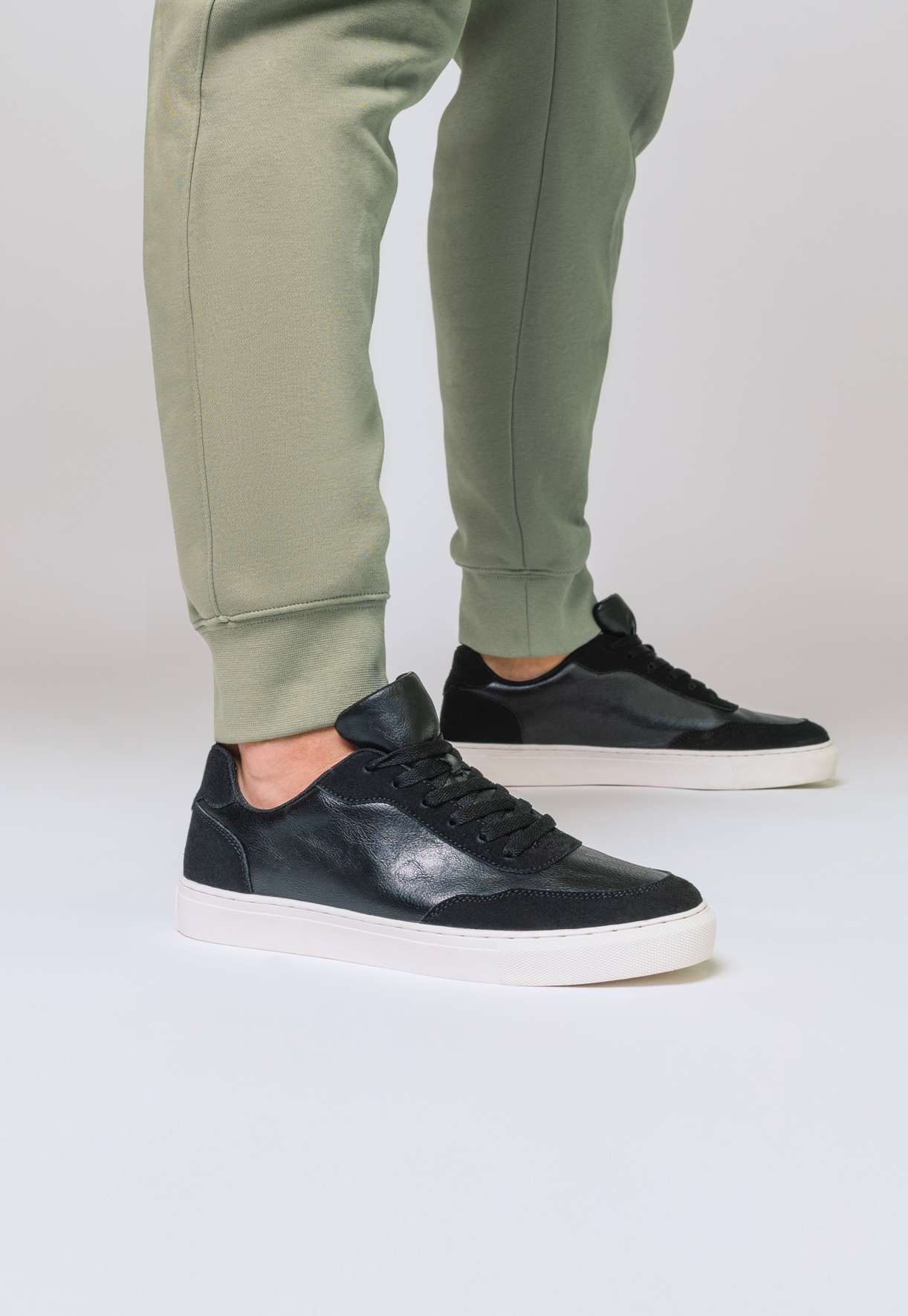 LINEAR, Sneakers