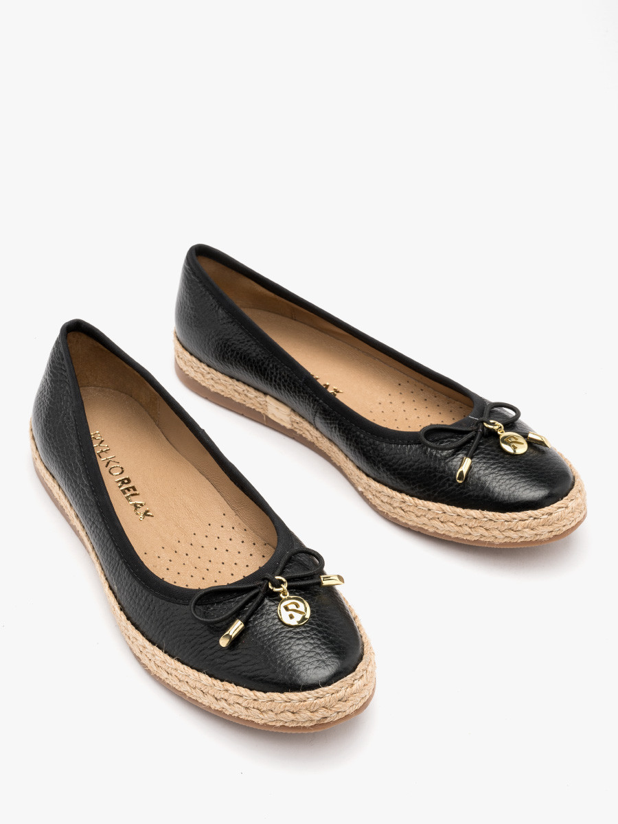 Czarny espadryl z ozdobną kokardą