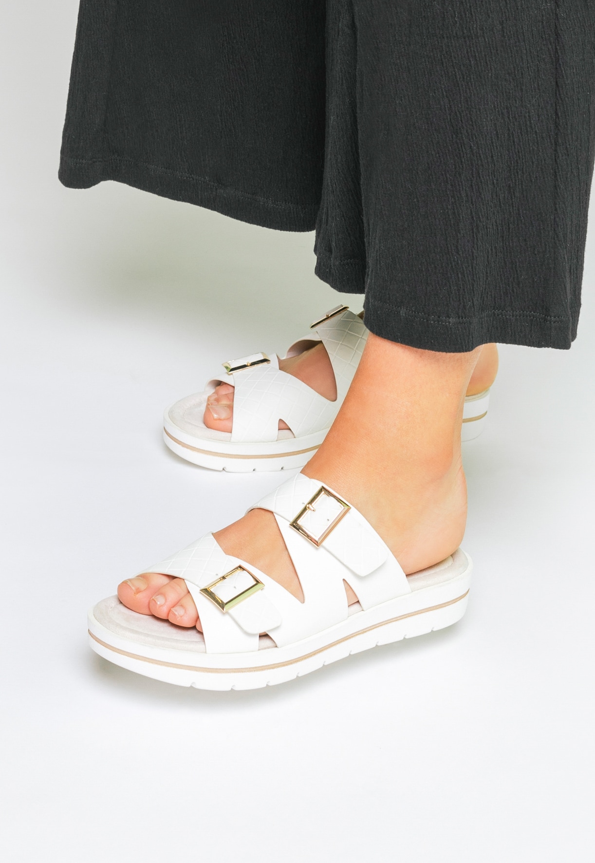 LINEAR, Sandaler
