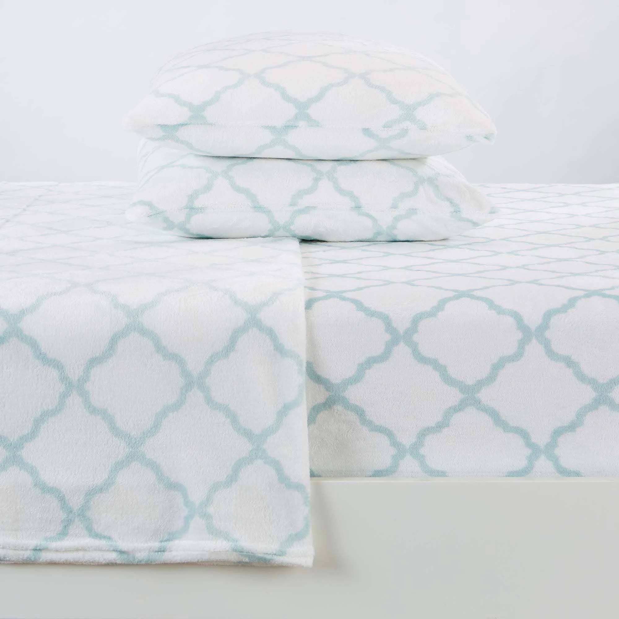 Great Bay Home Extra Soft Cozy Velvet Plush Printed Bed Sheet Set (California King - White / Blue)