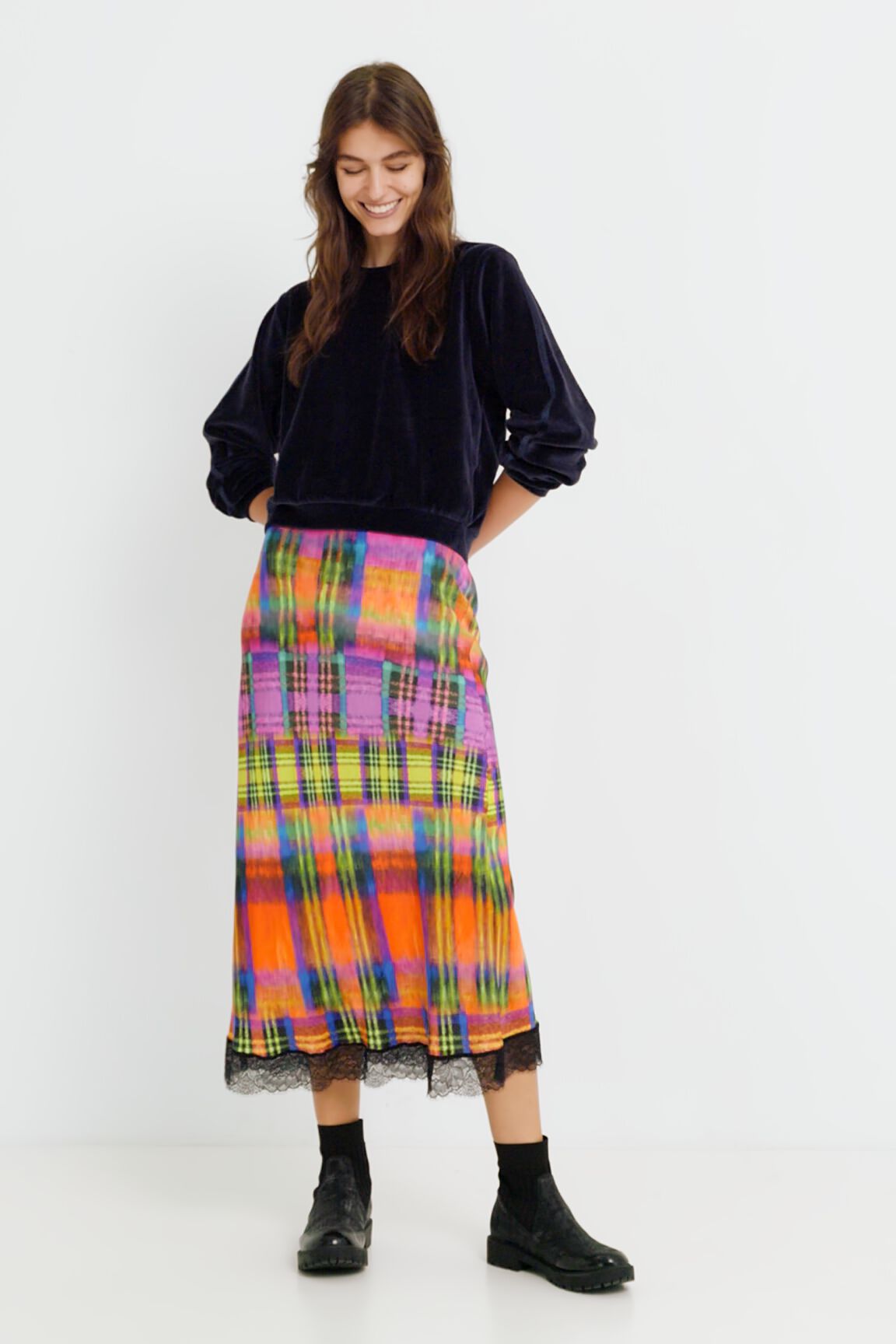 Falda slim midi tart&aacute;n