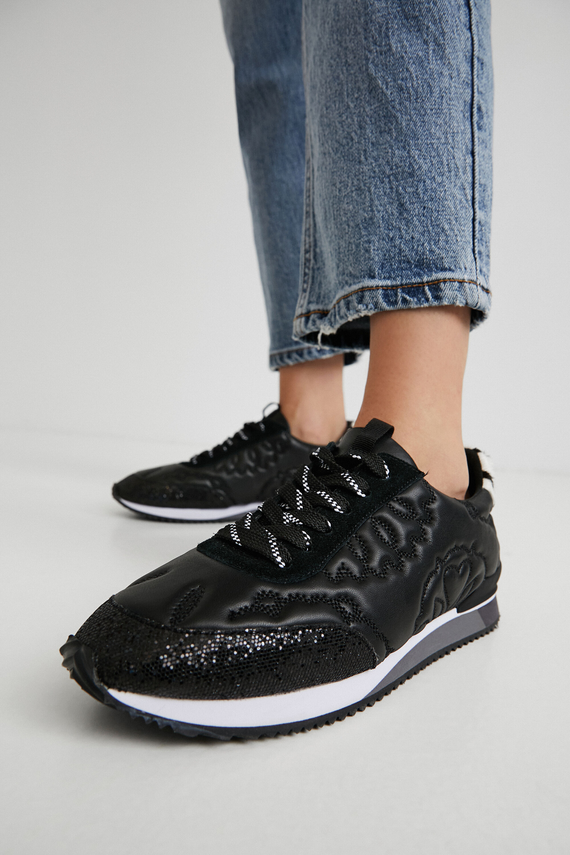 Sneakers runner piel sint&eacute;tica grabada