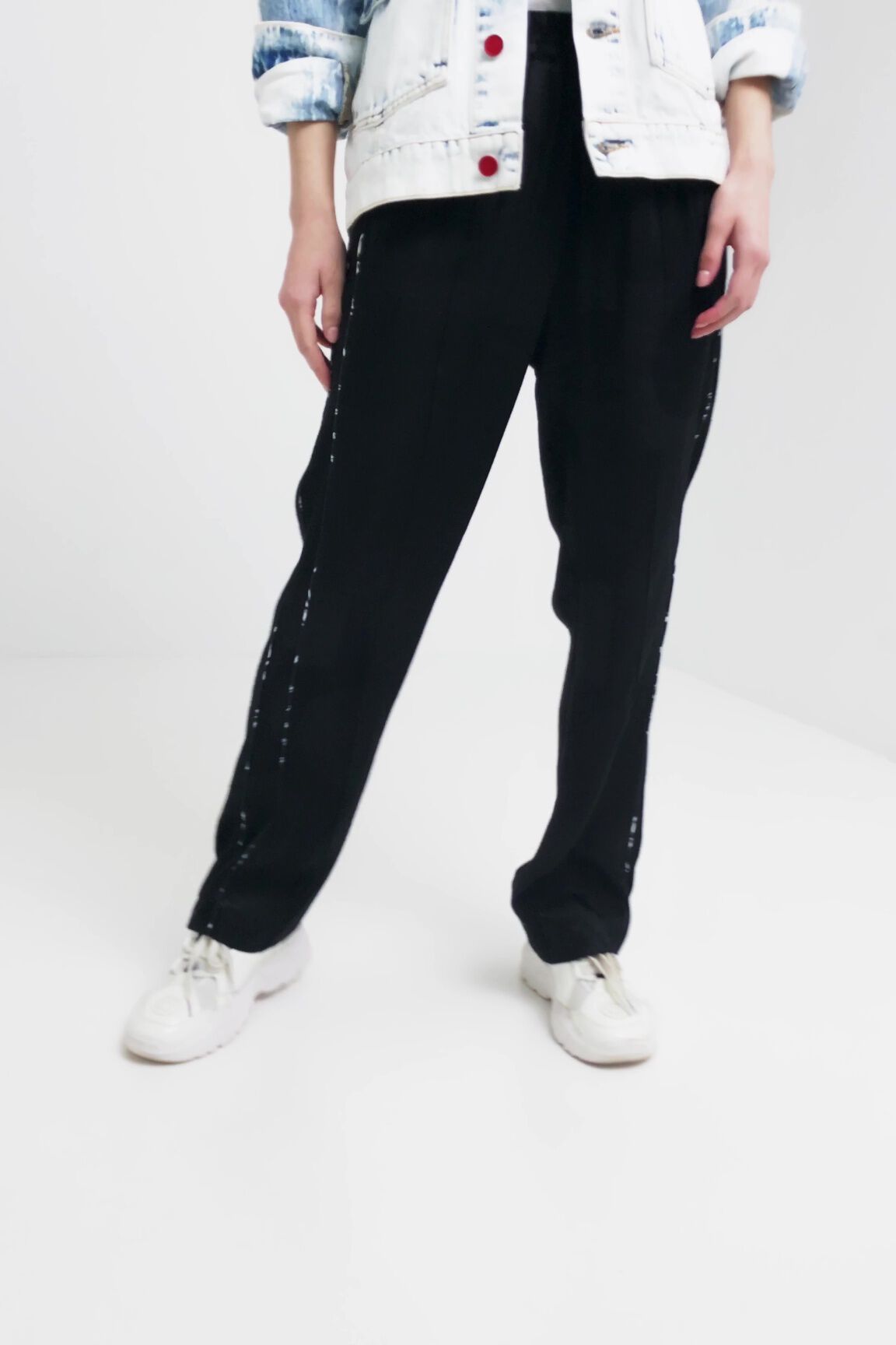 Pantal&oacute;n en logoman&iacute;a brillante