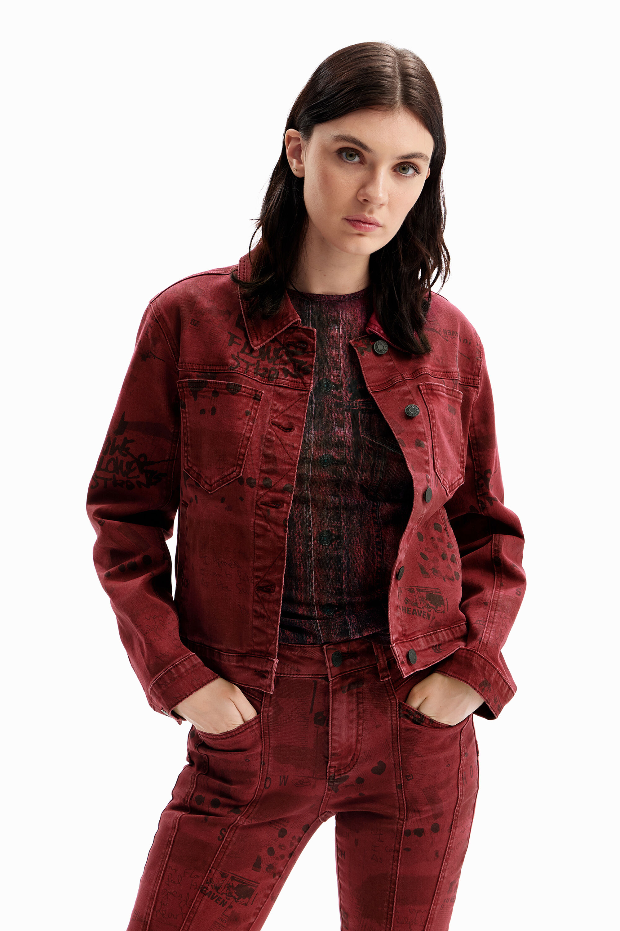 Chaqueta vaquera trucker peri&oacute;dico