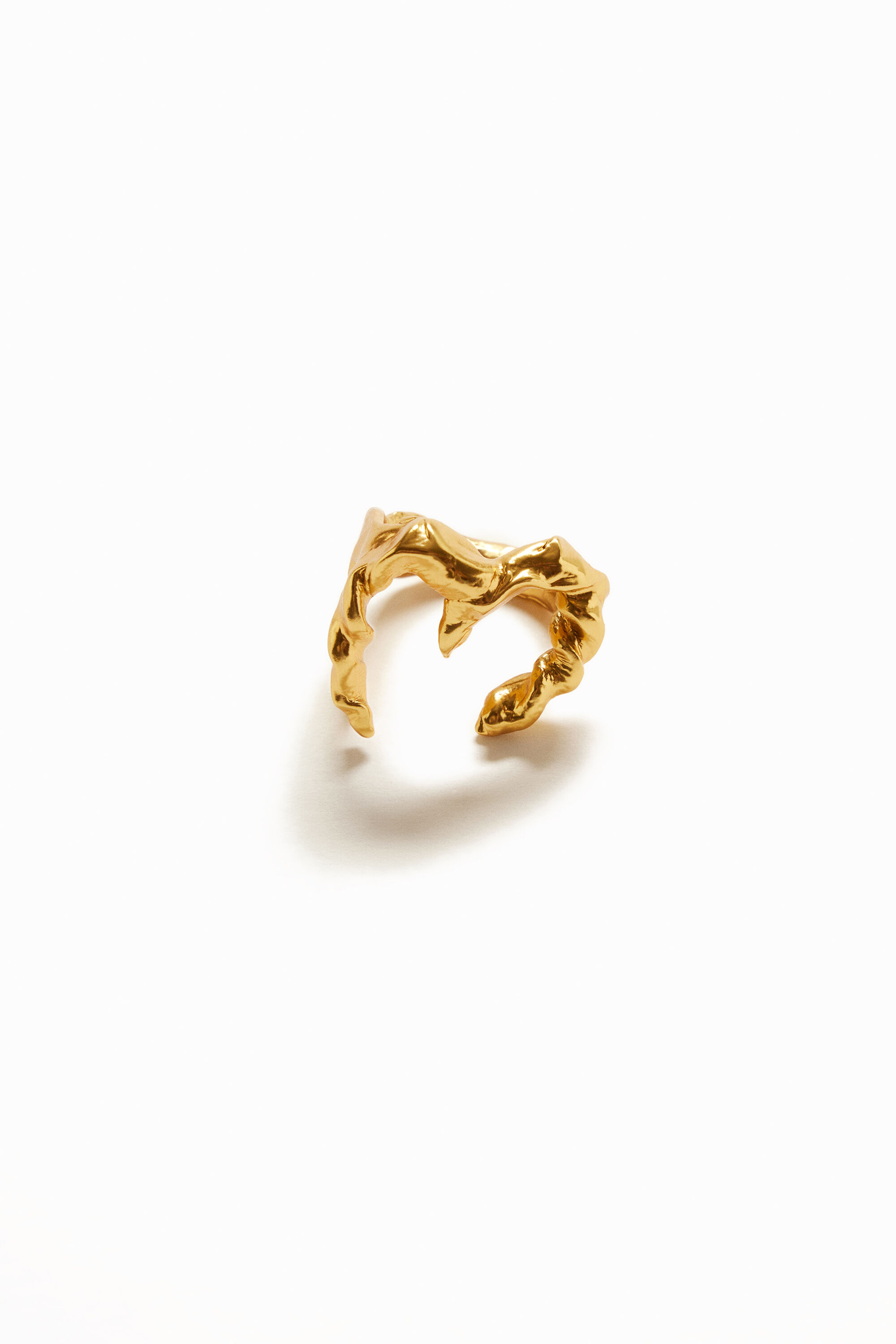 Anillo letra M ba&ntilde;o oro Zalio