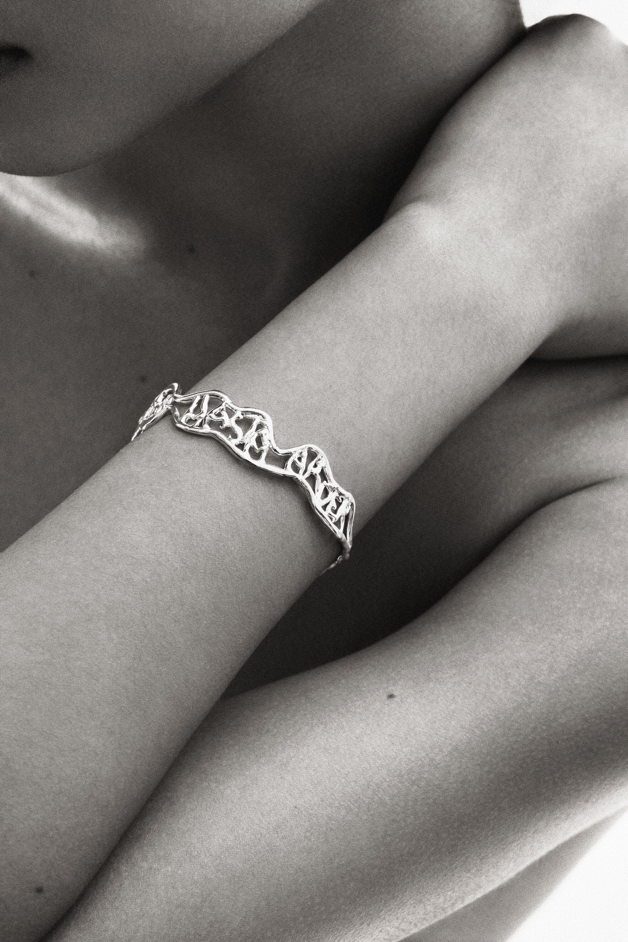 Brazalete fino mensaje ba&ntilde;o oro Zalio