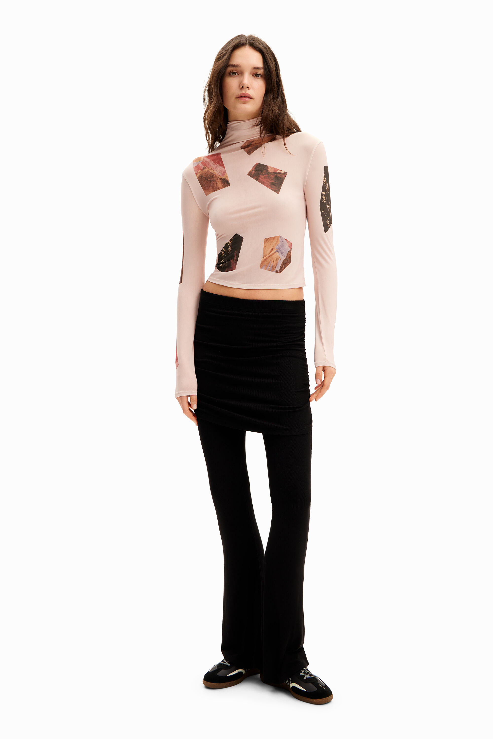 Camiseta slim cuello alto collage