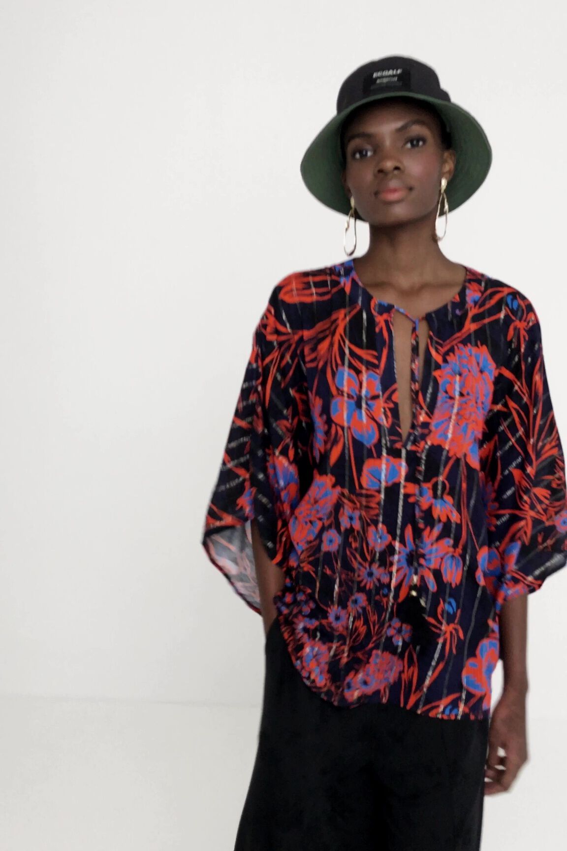 Blusa floral manga murci&eacute;lago