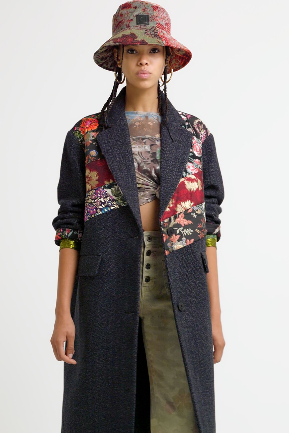Abrigo loose pa&ntilde;o patch floral