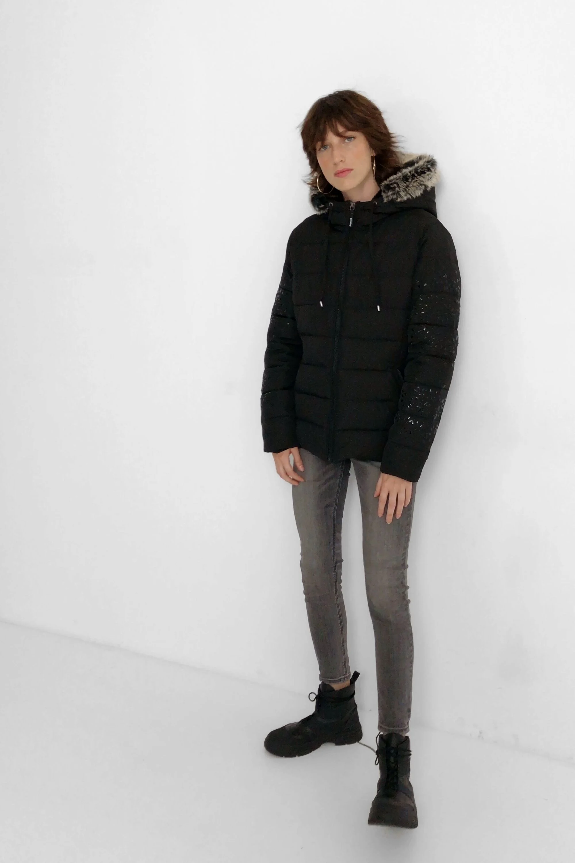Chaqueta slim capucha pelo extra&iacute;ble