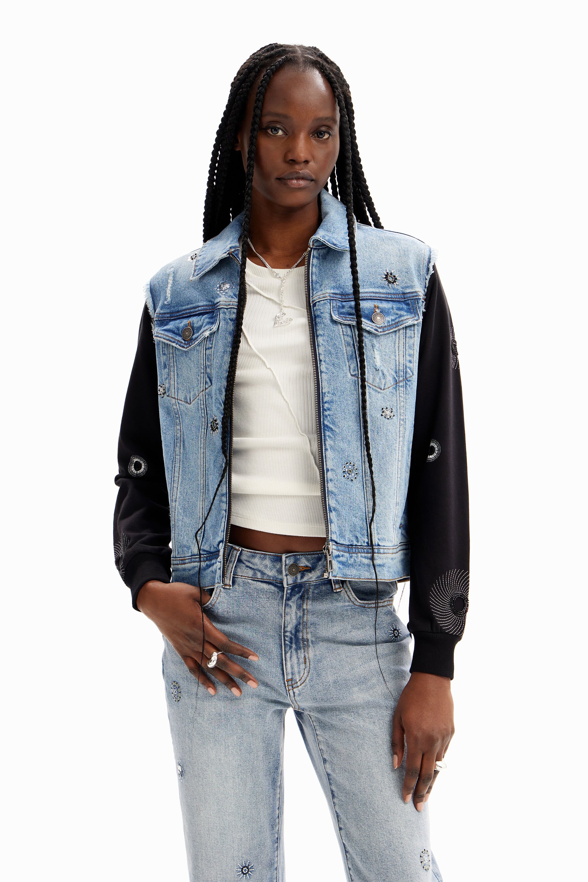 Chaqueta vaquera h&iacute;brida bordados