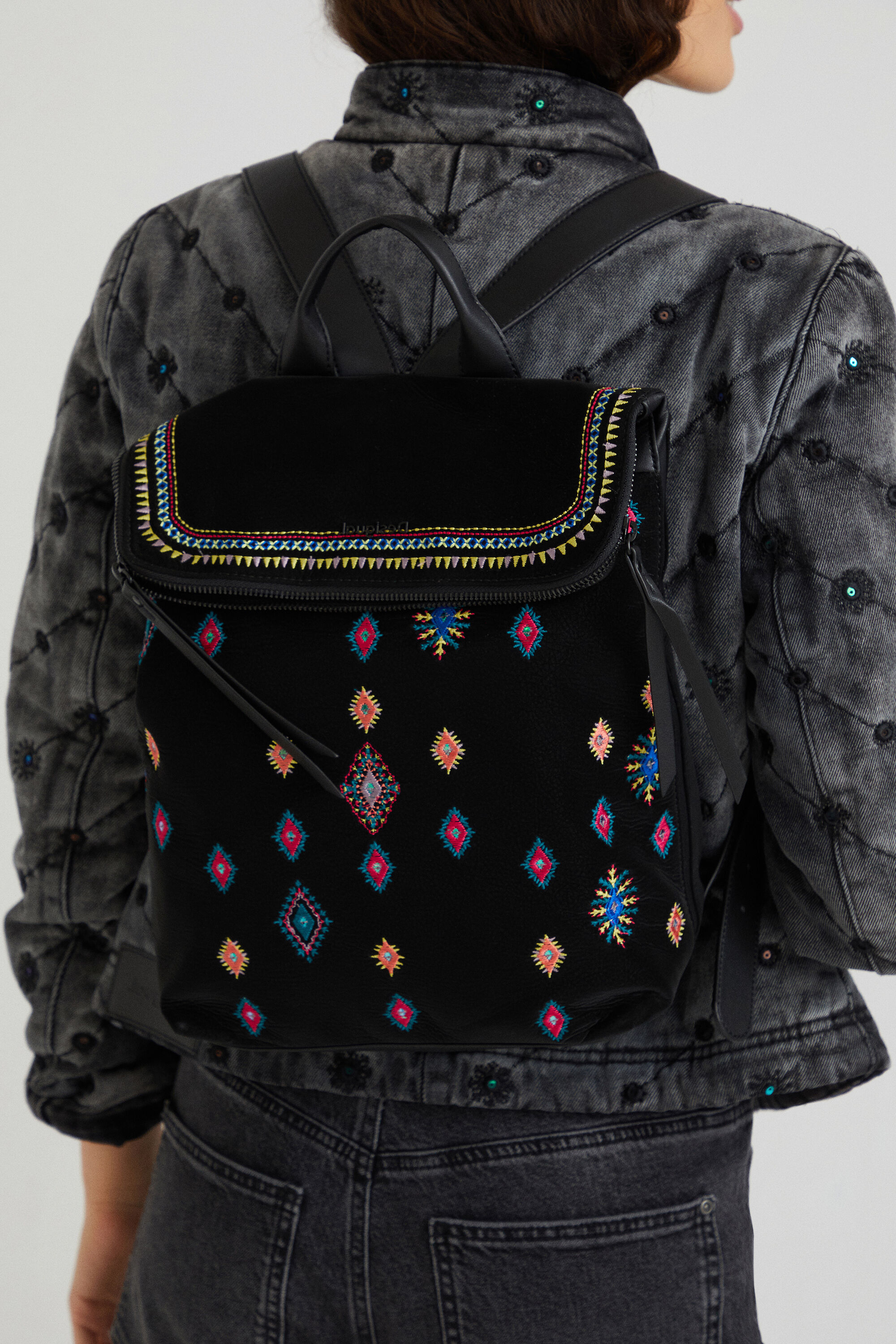 Mochila cuadrada bordados