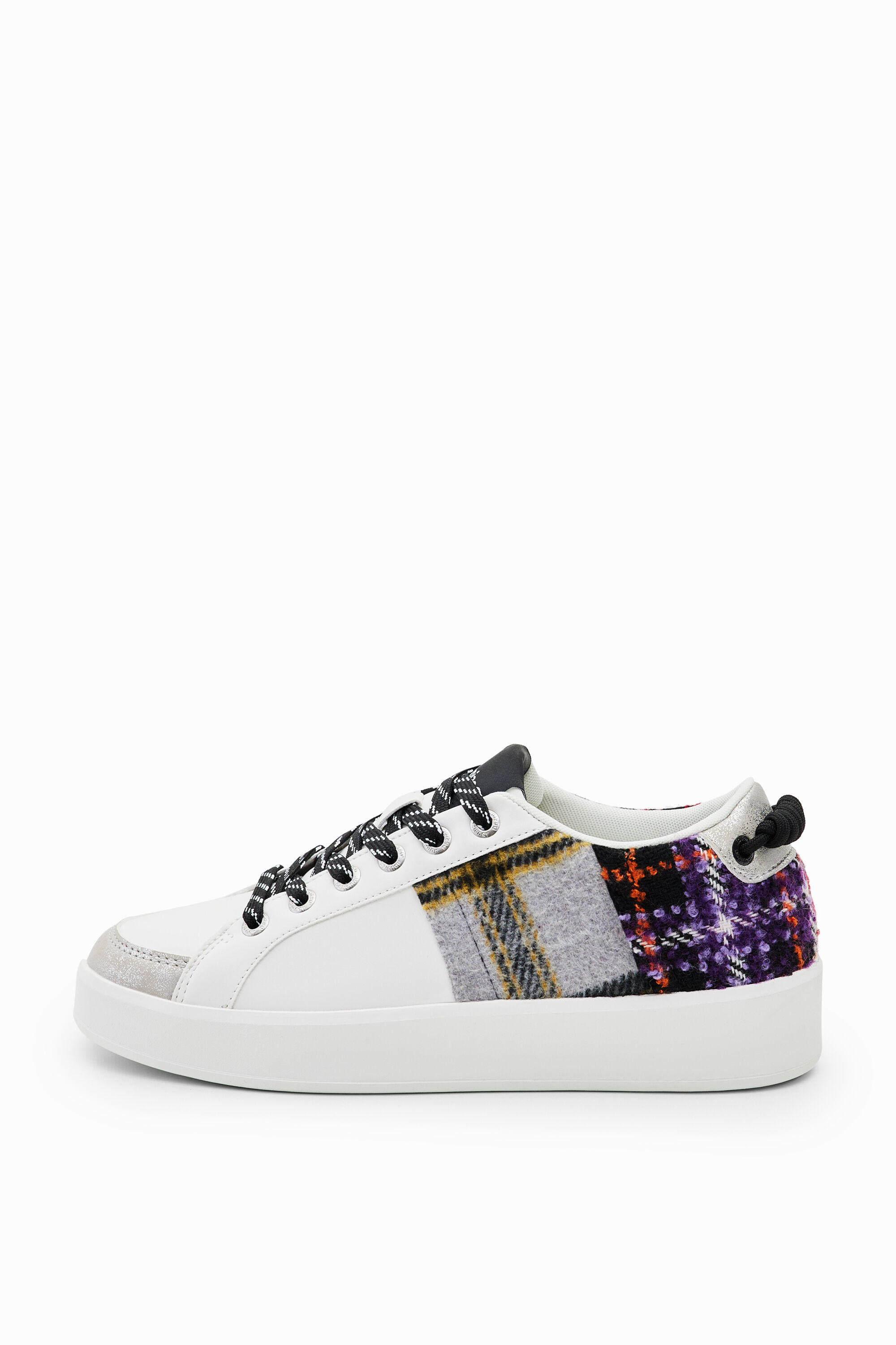 Sneakers patch tart&aacute;n
