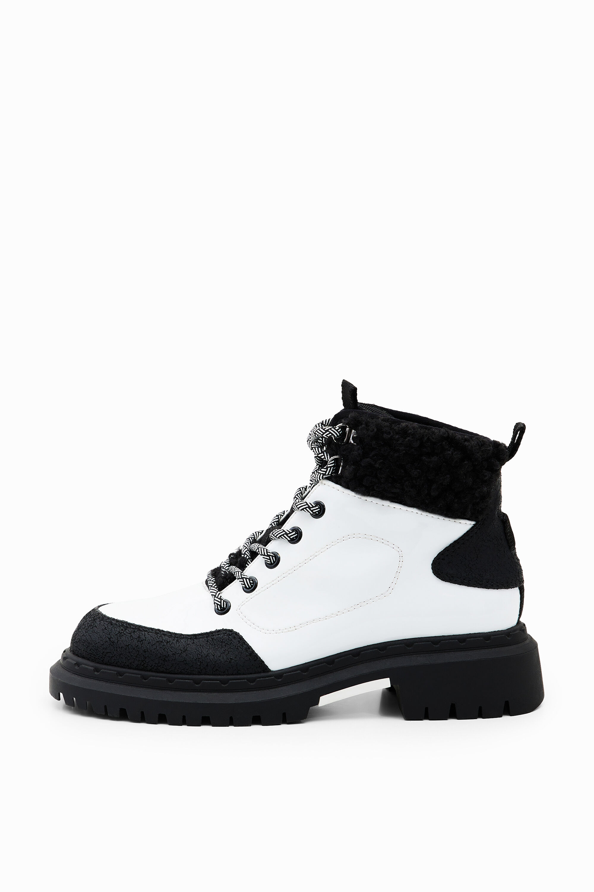 Bota trekking cordones