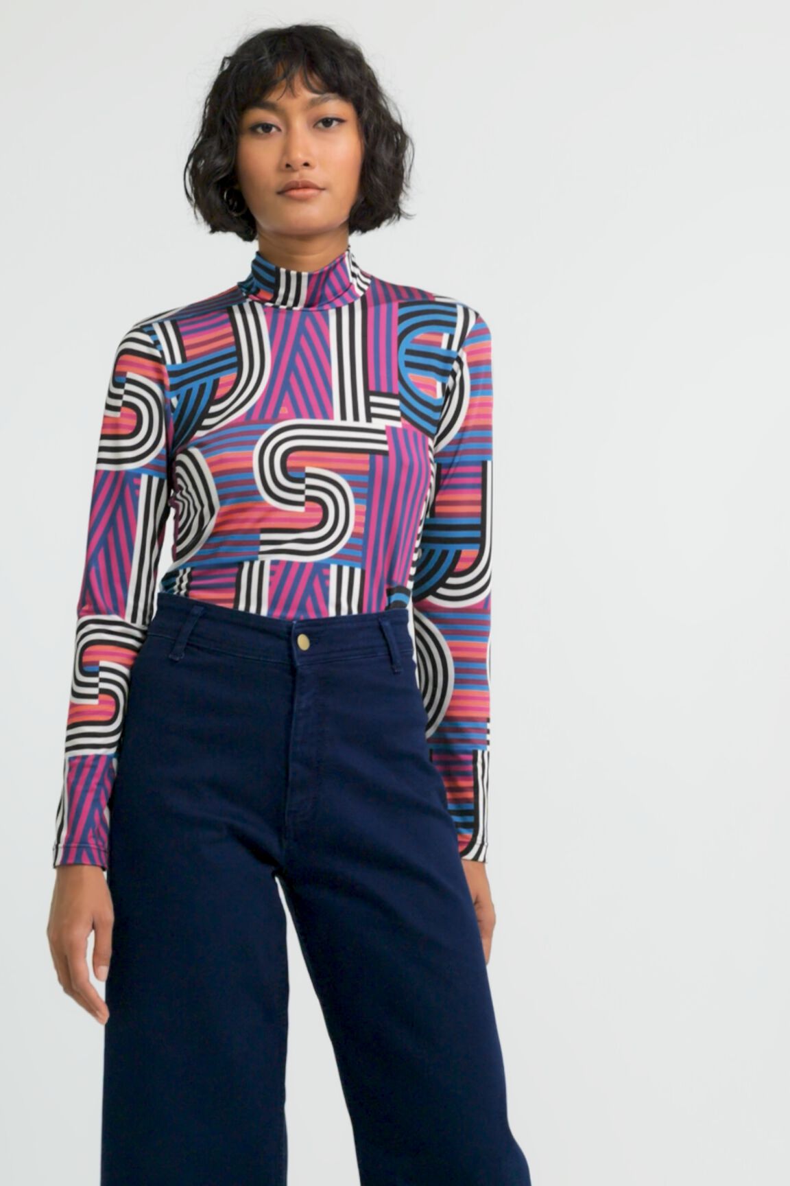 Camiseta cuello alto geometr&iacute;as