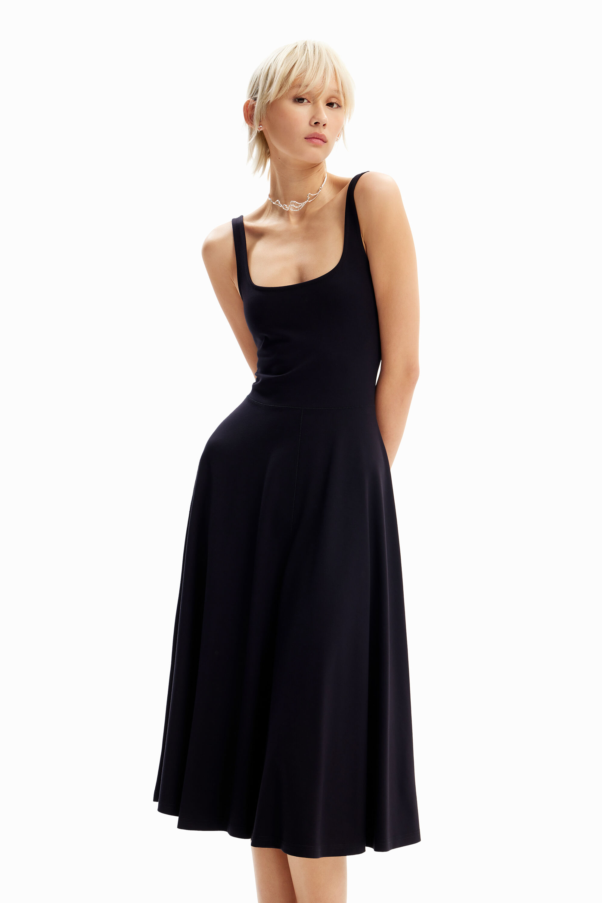 Vestido midi liso tirantes