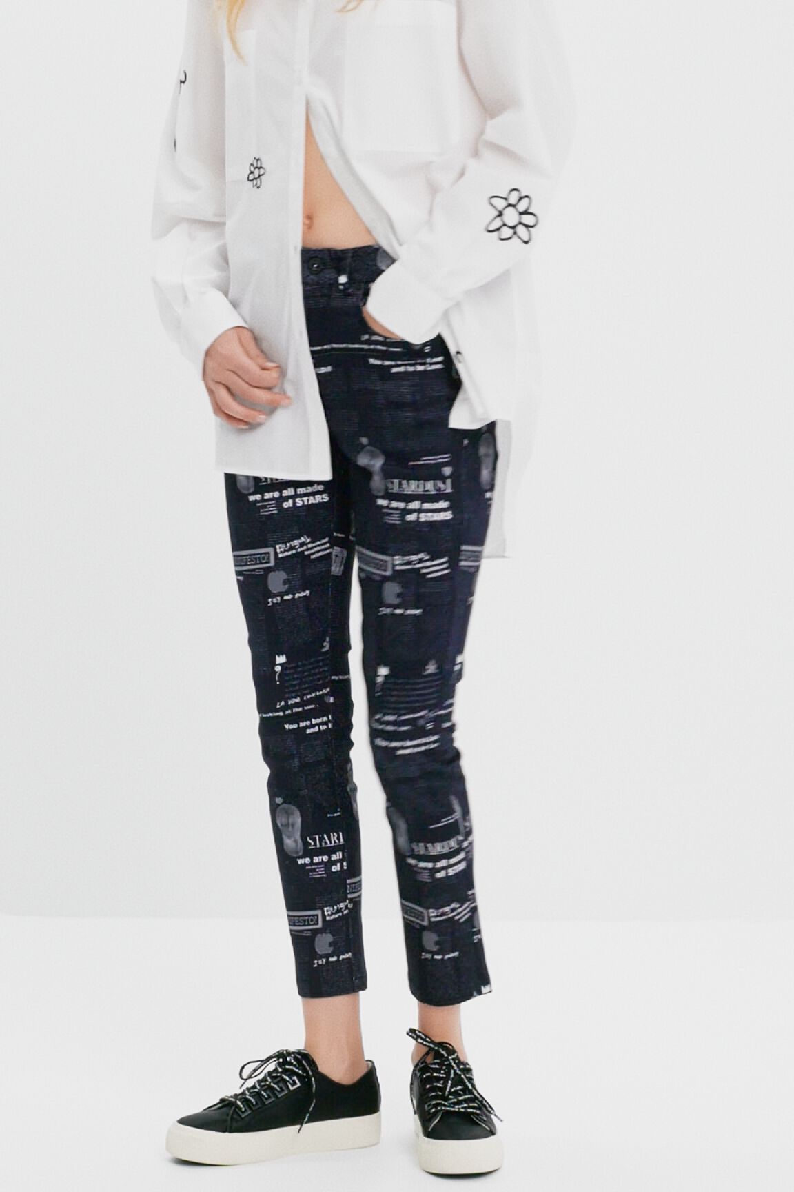 Pantal&oacute;n slim estampado peri&oacute;dico