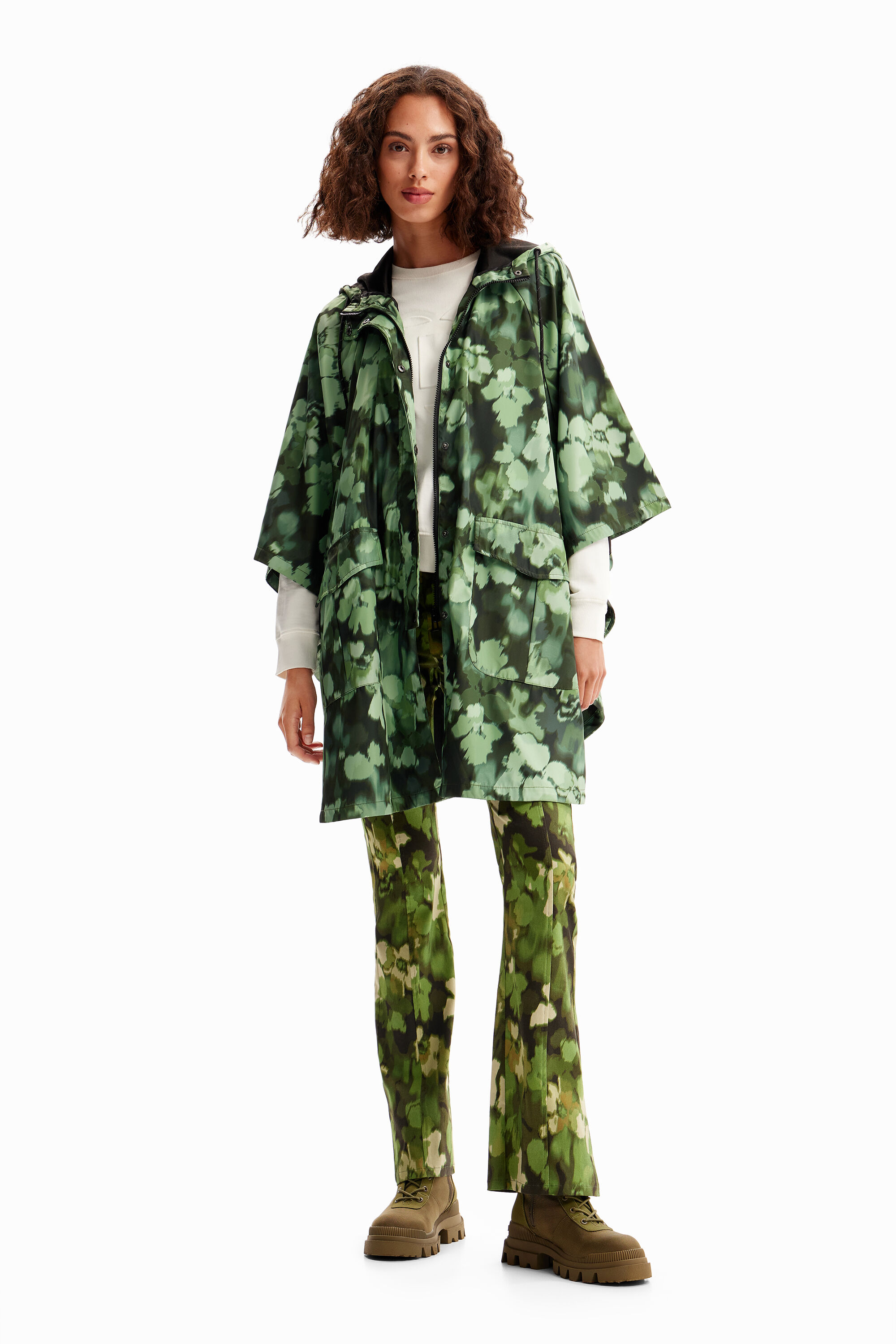 Chubasquero capucha camo