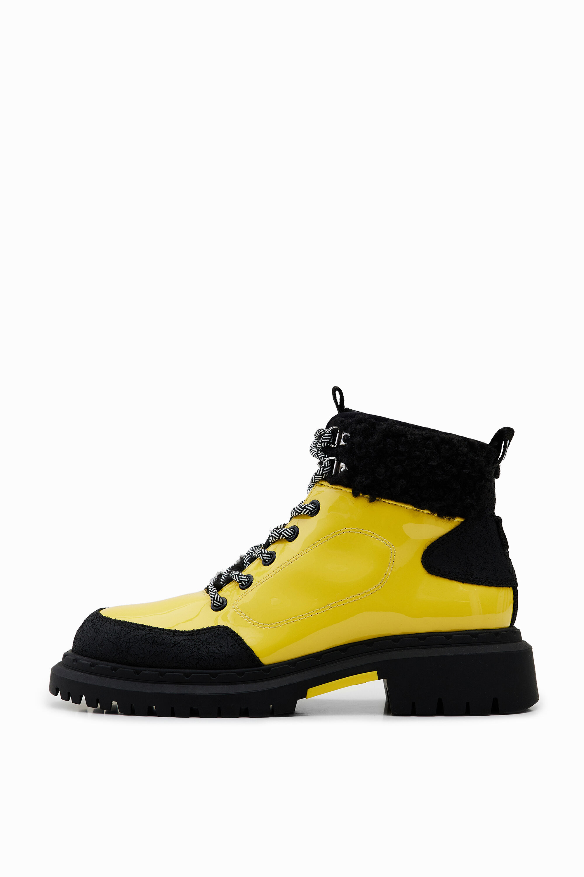 Bota trekking cordones