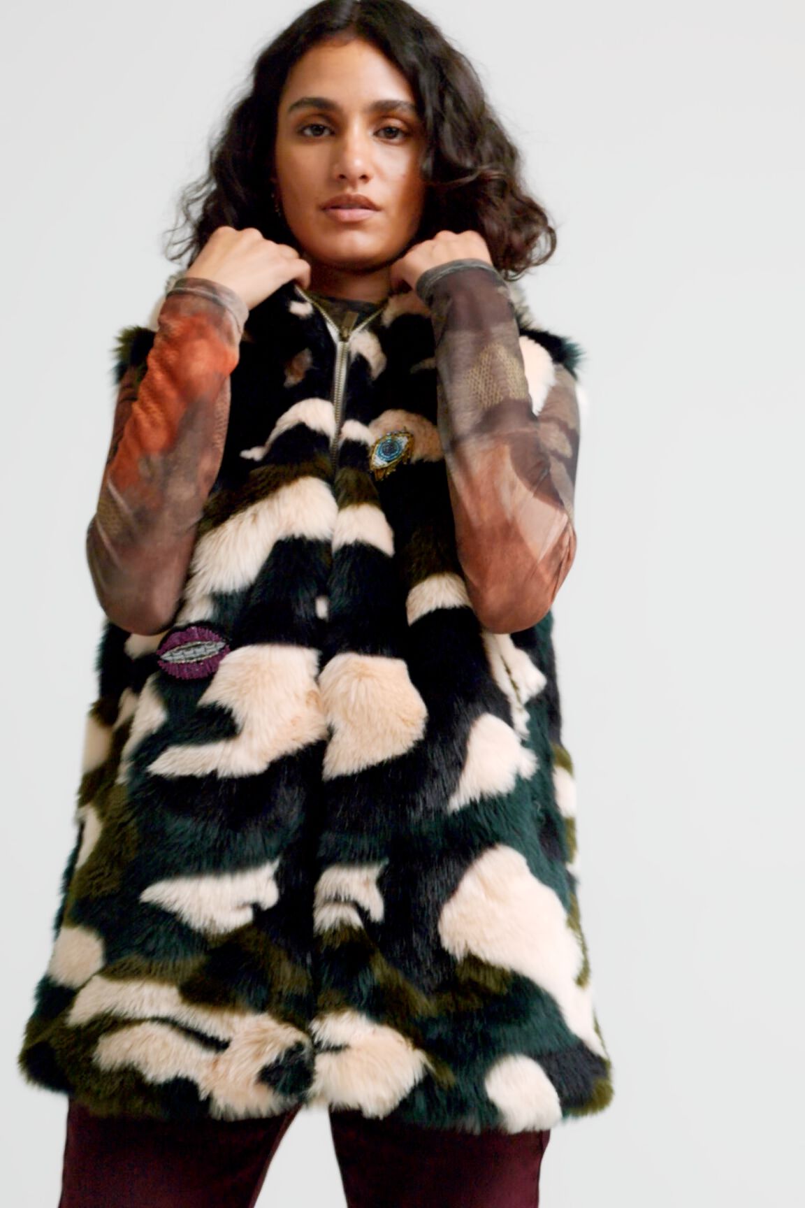 Chaleco peludo animal print bordado