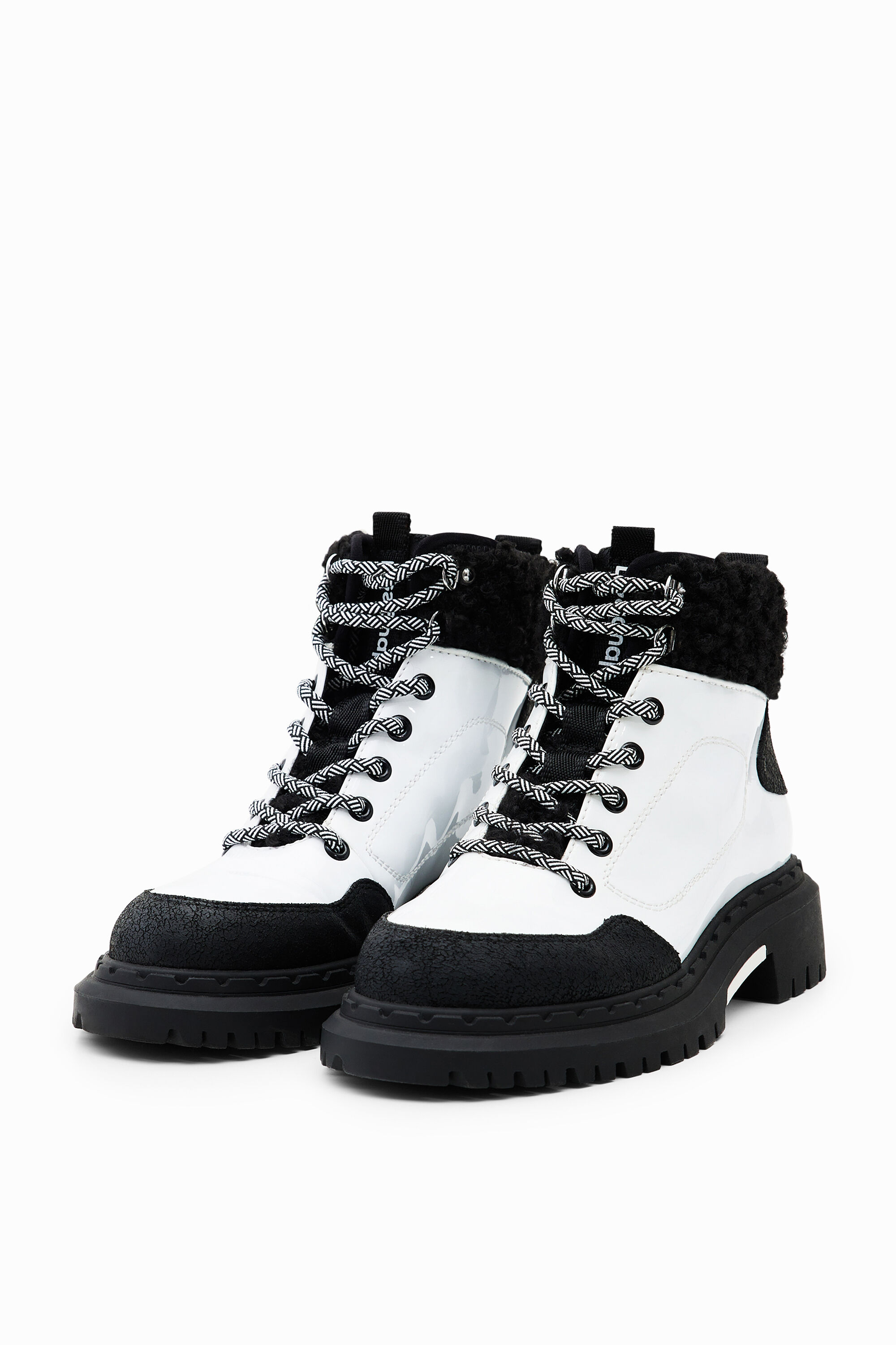 Bota trekking cordones