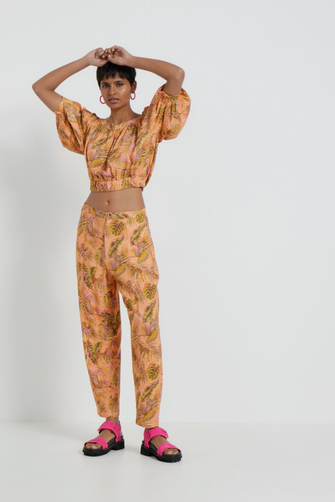 Blusa cropped tropical
