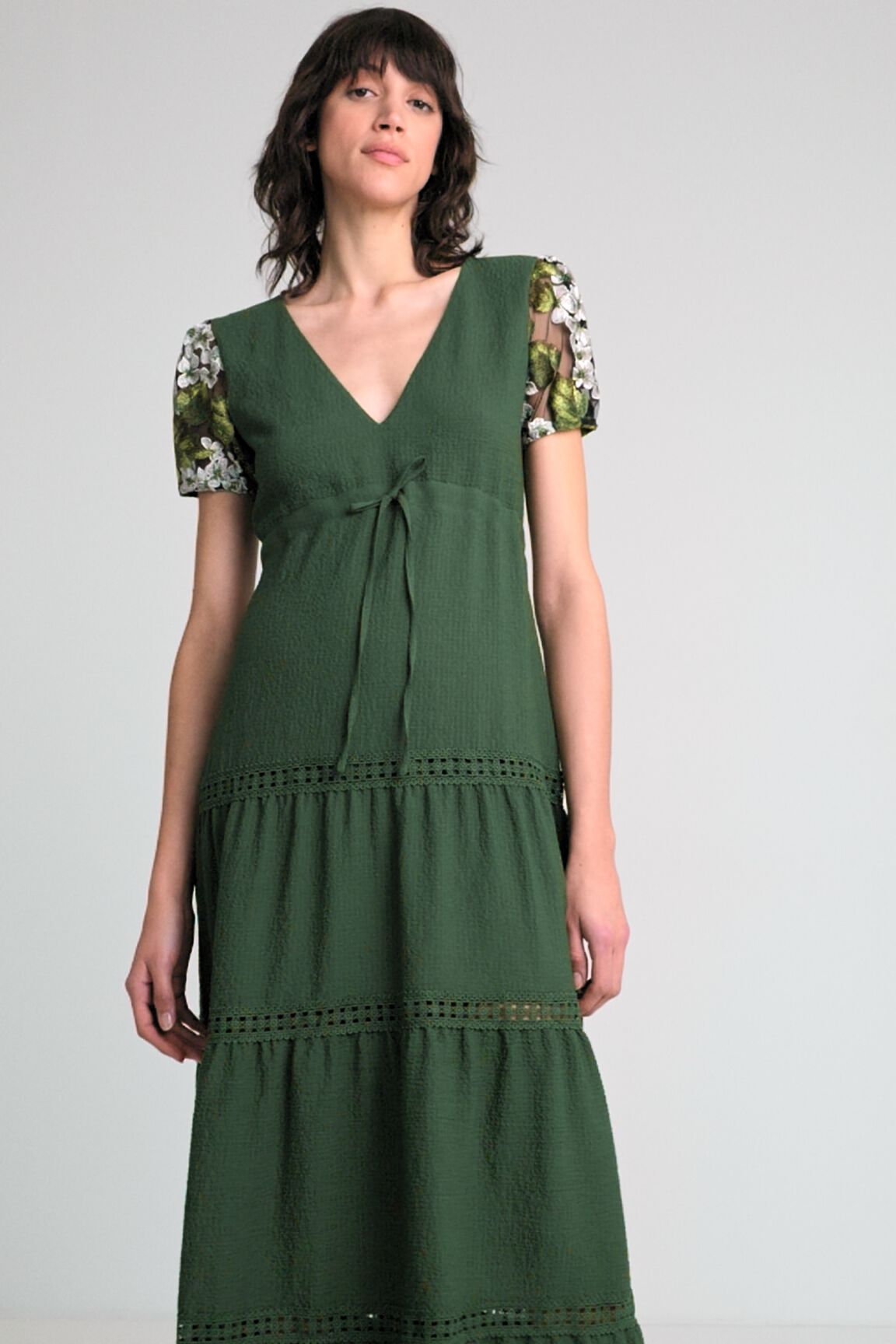 Vestido mangas bordadas