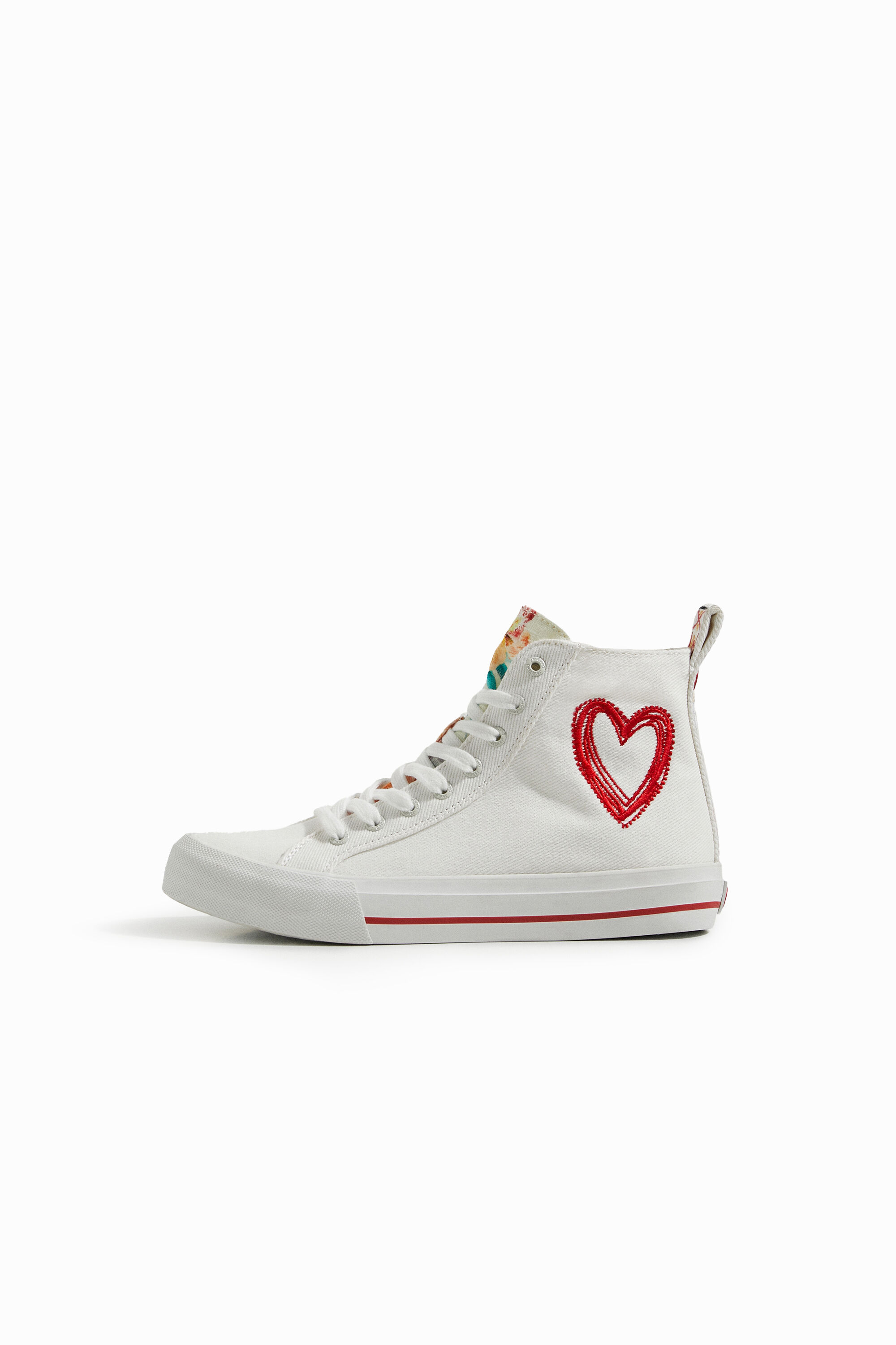 Bot&iacute;n sneaker con coraz&oacute;n