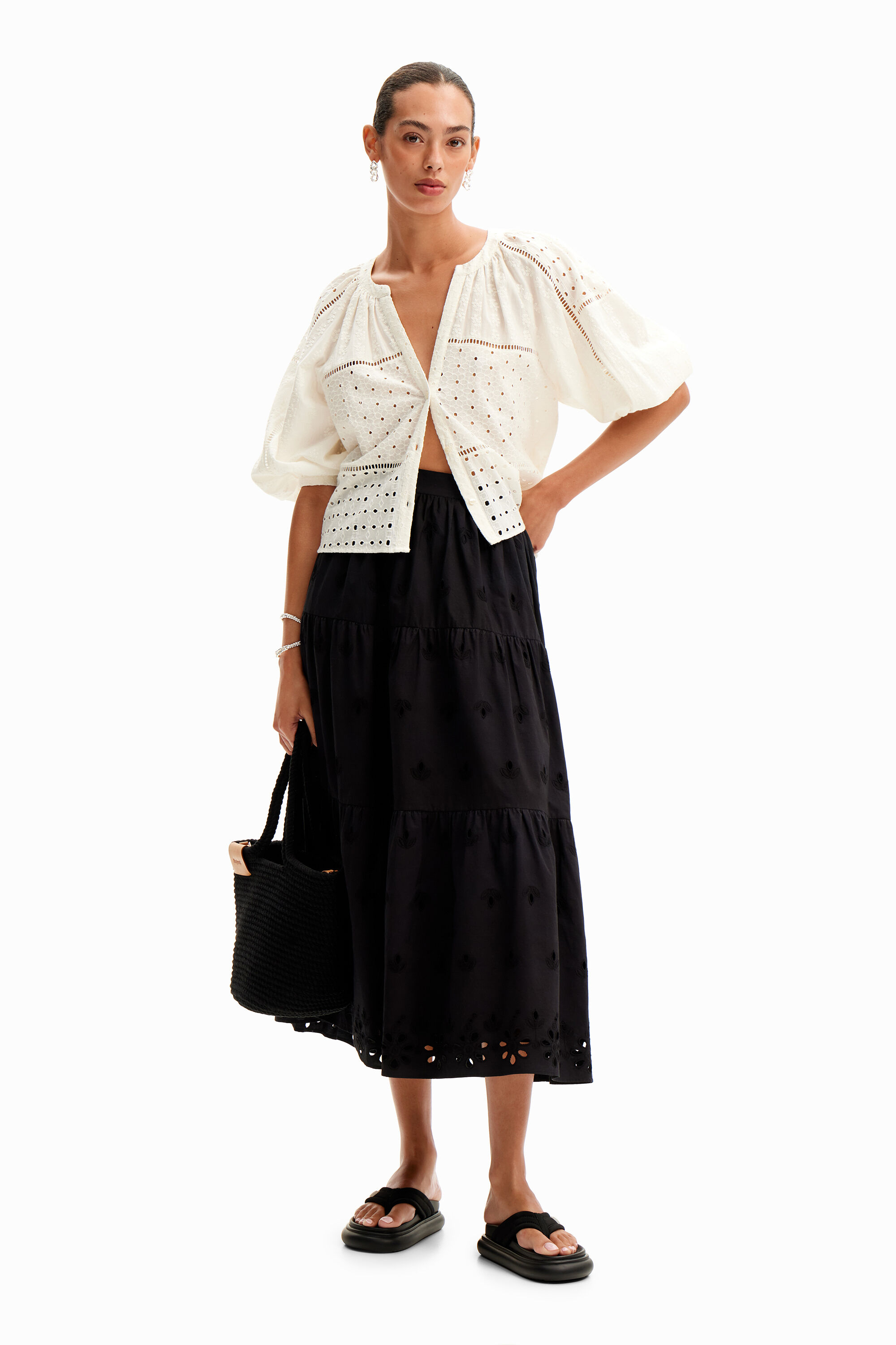 Blusa cuello pico bordado suizo