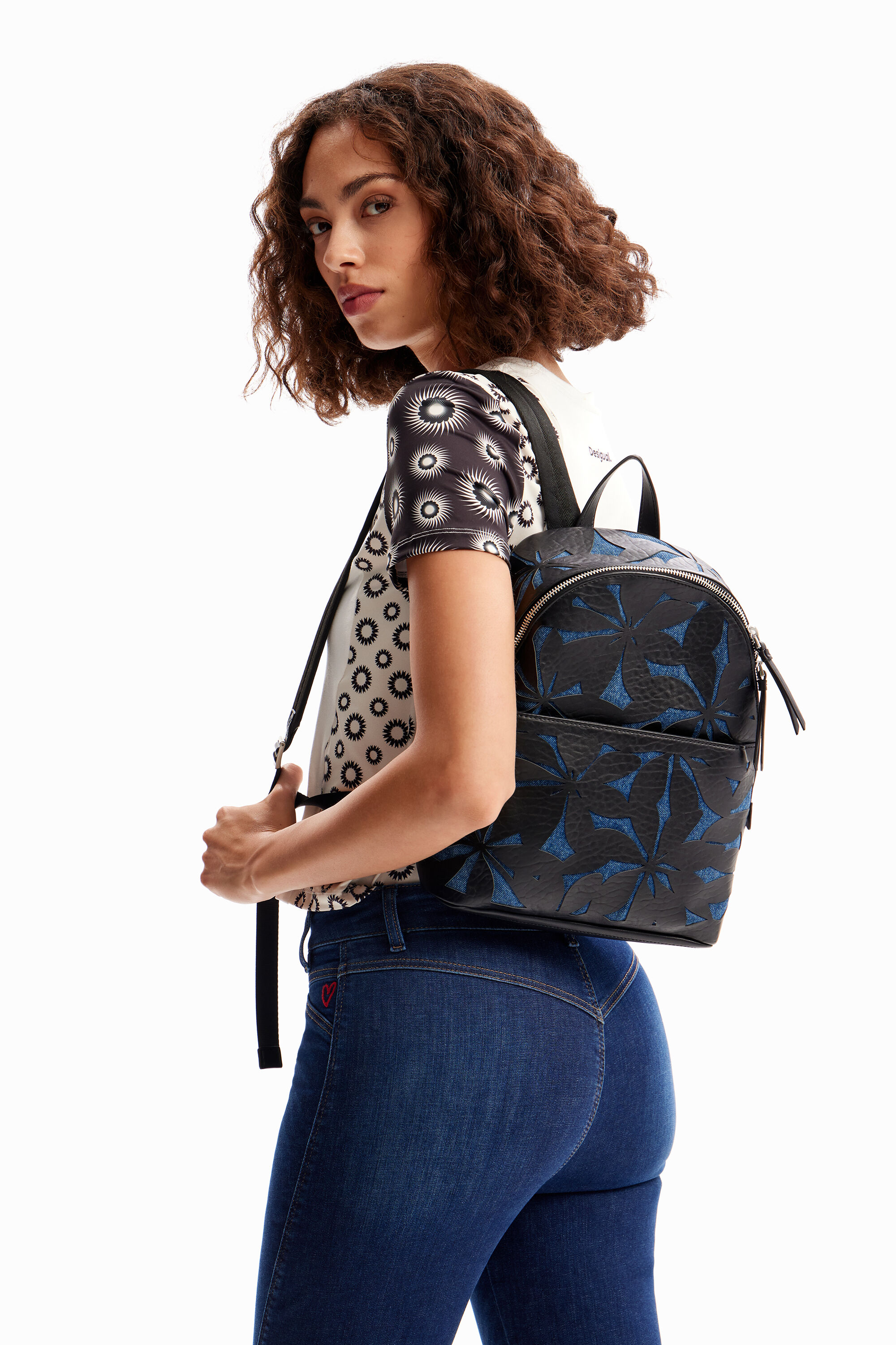 Mochila peque&ntilde;a flores troqueladas