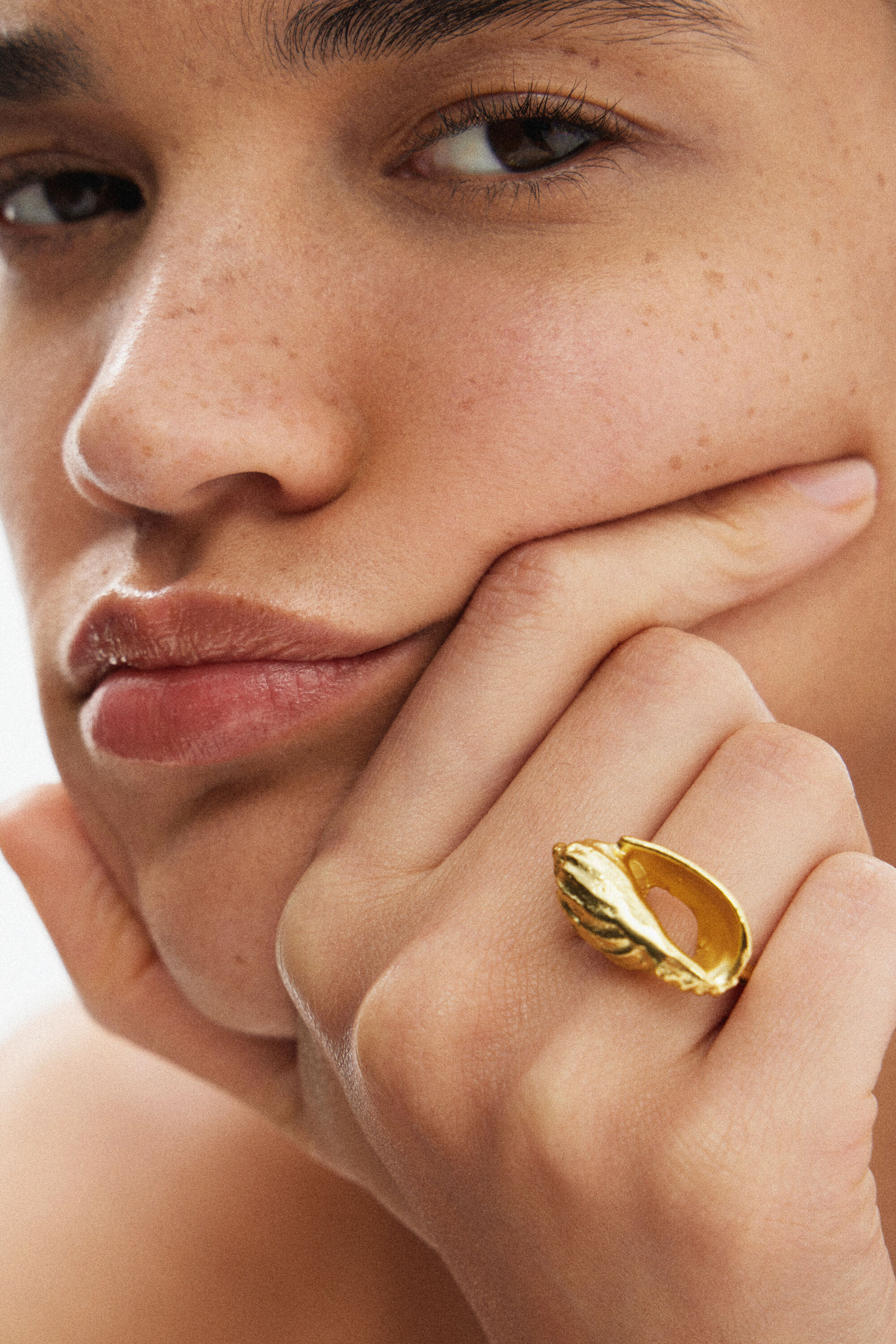 Anillo concha ba&ntilde;o oro Zalio