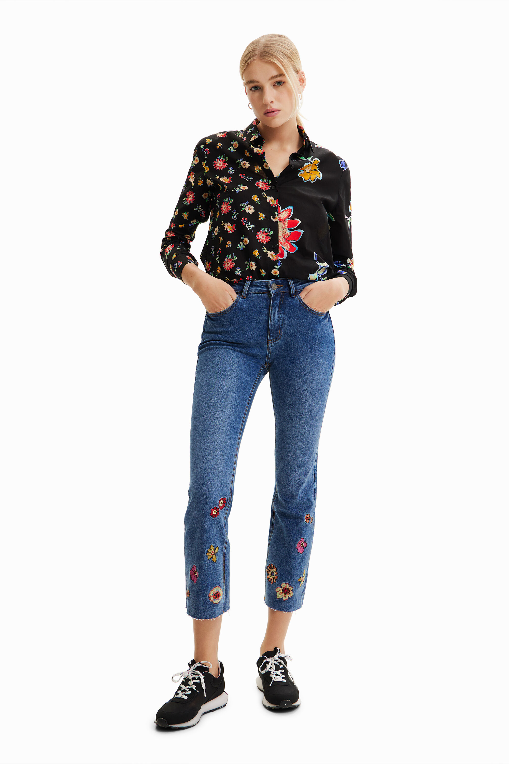 Vaqueros Flare cropped bordado flores