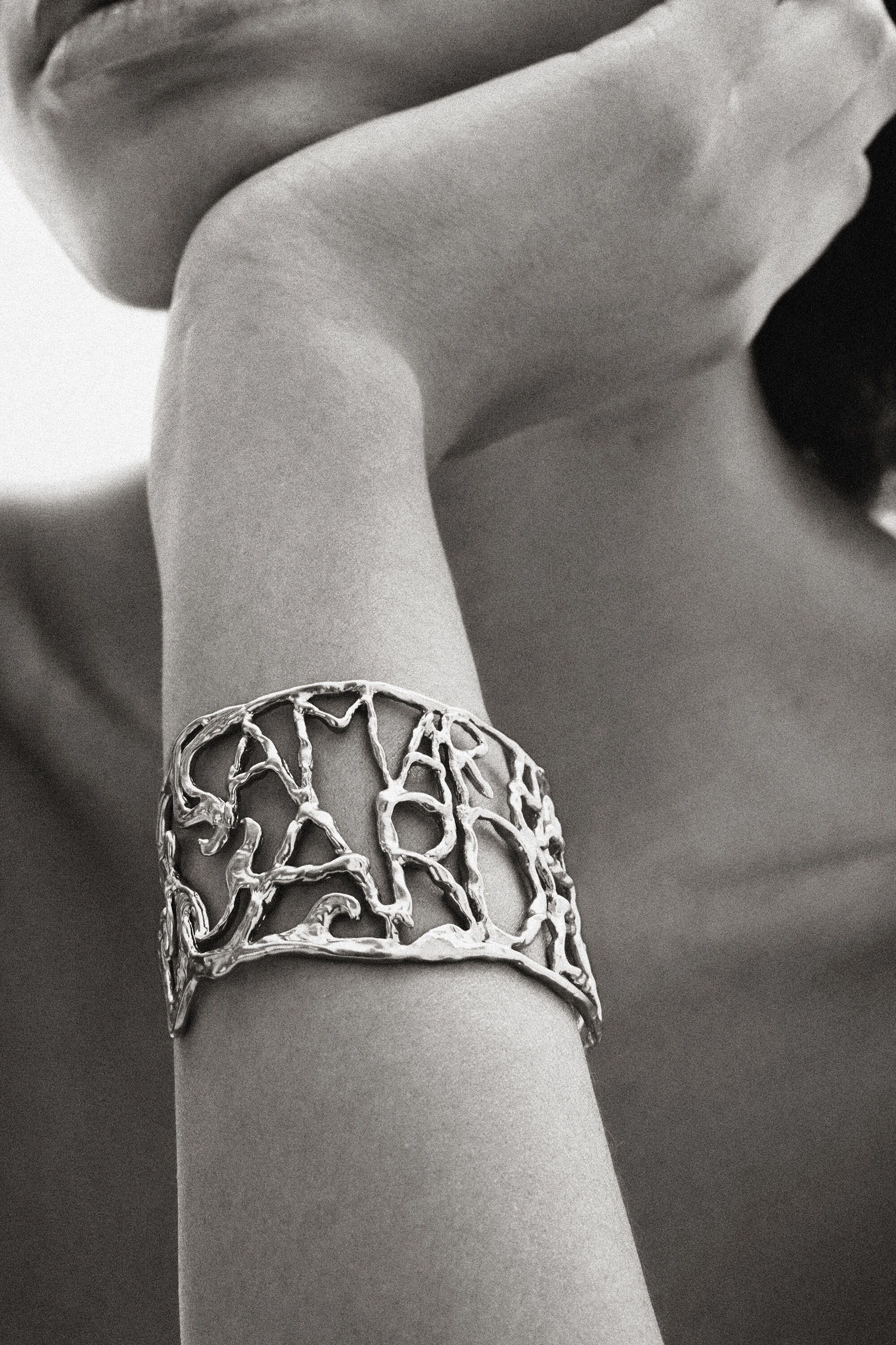 Brazalete ancho mensaje ba&ntilde;o plata Zalio