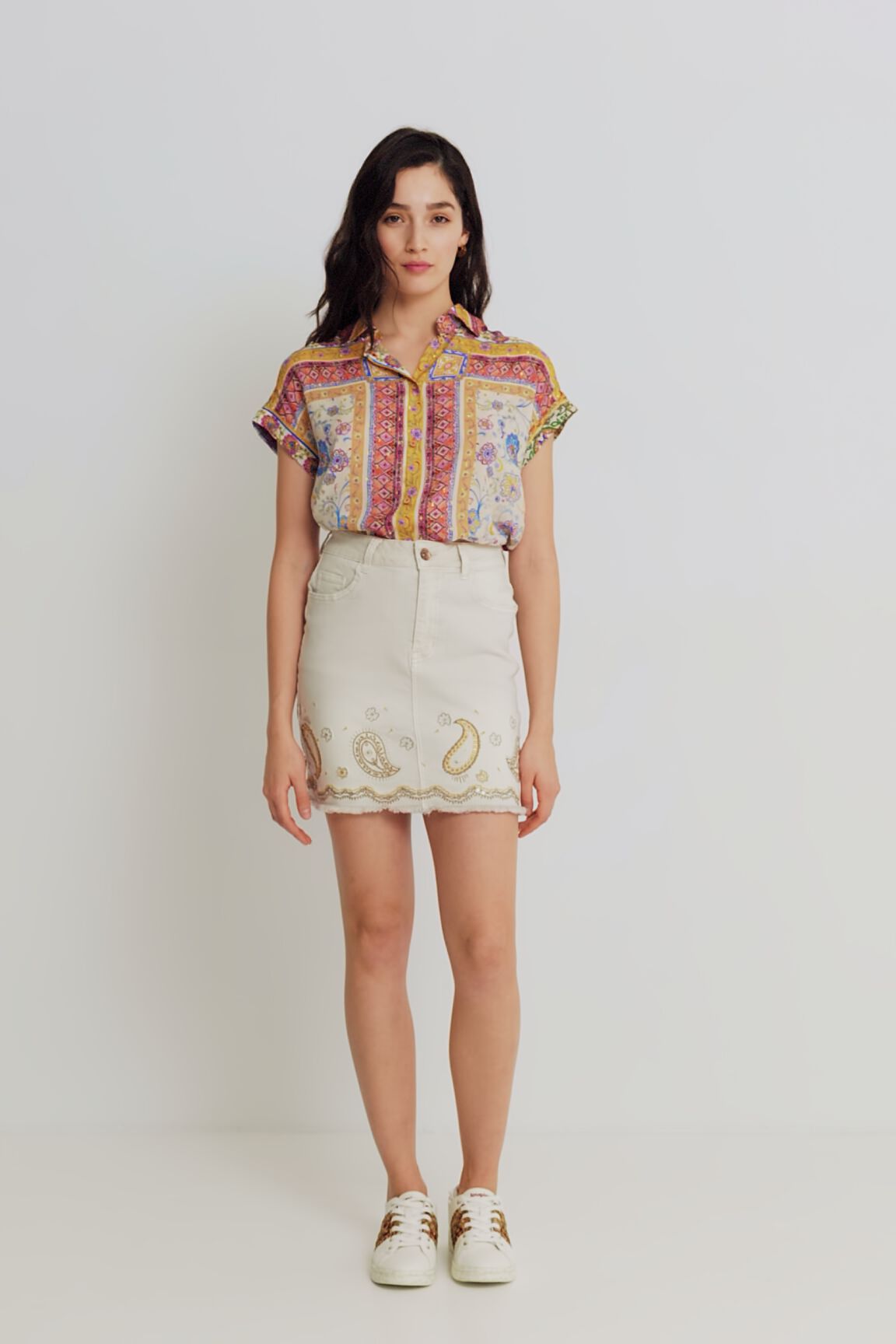 Falda corta vaquera paisley