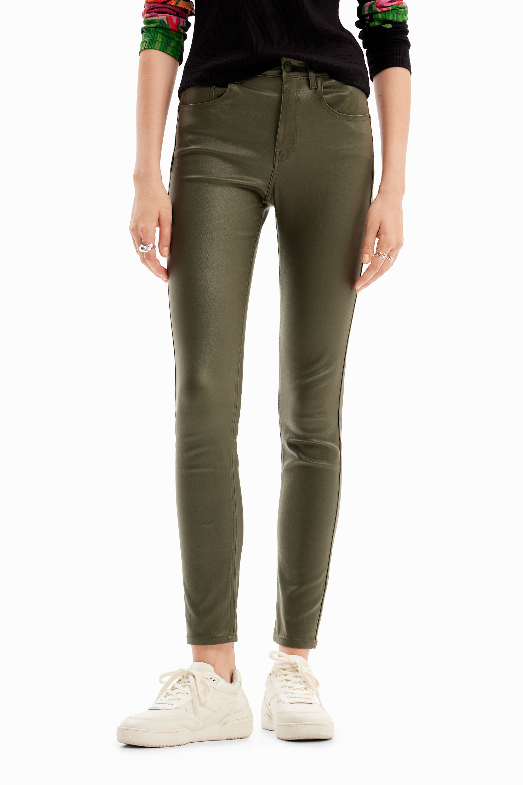Pantal&oacute;n Slim efecto piel