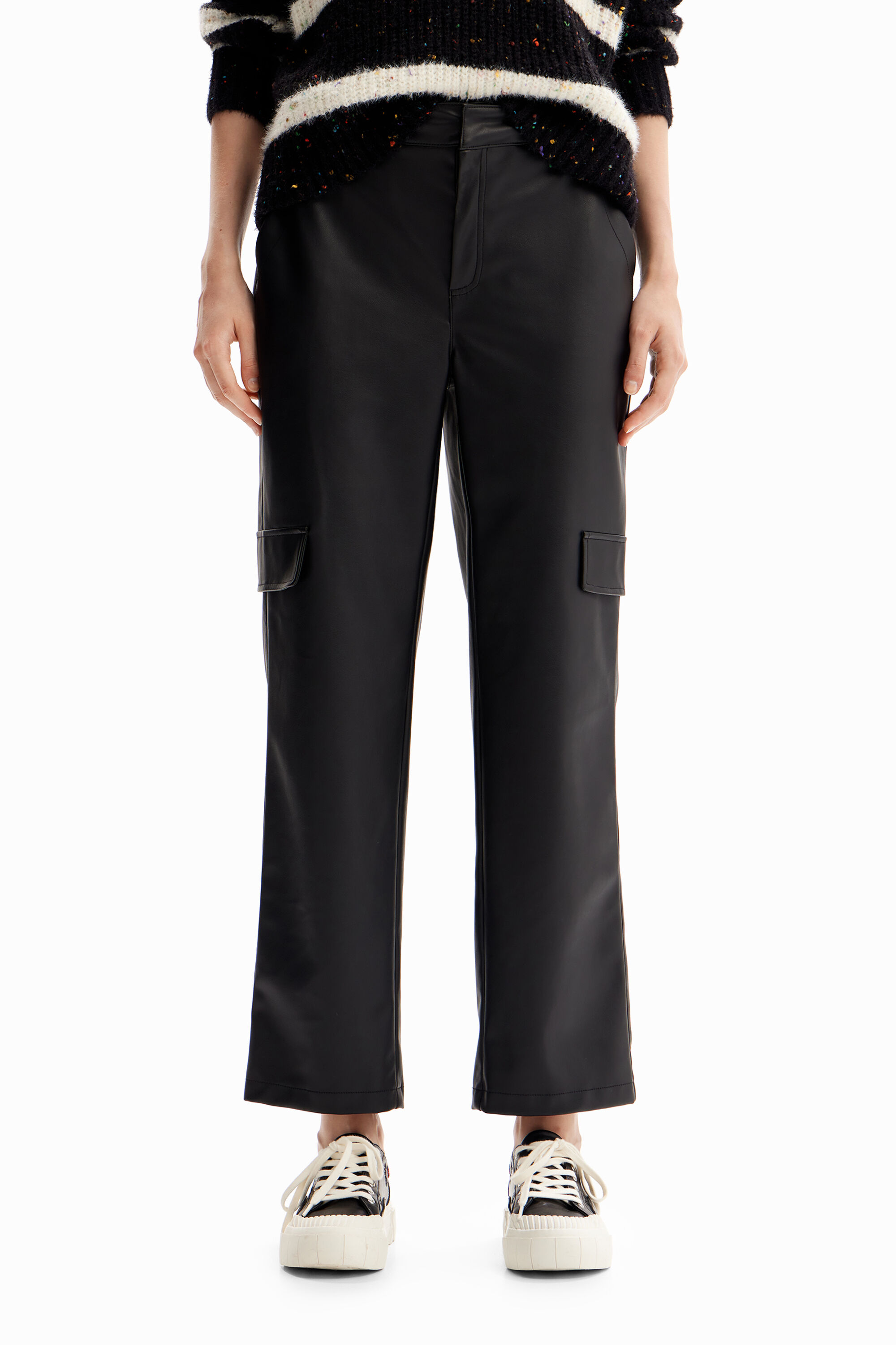 Pantal&oacute;n cargo efecto piel