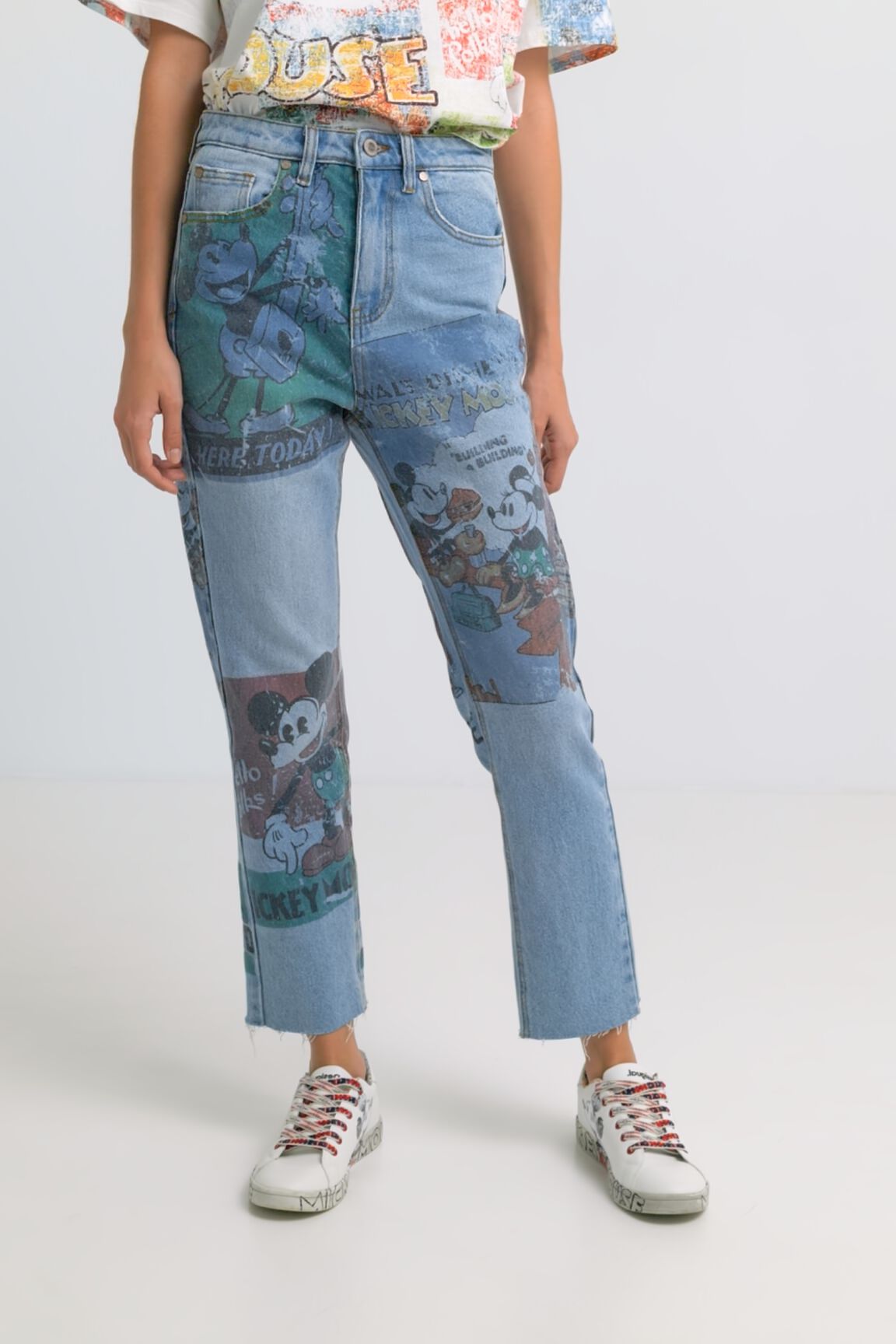 Pantal&oacute;n vaquero straight cropped Mickey Mouse