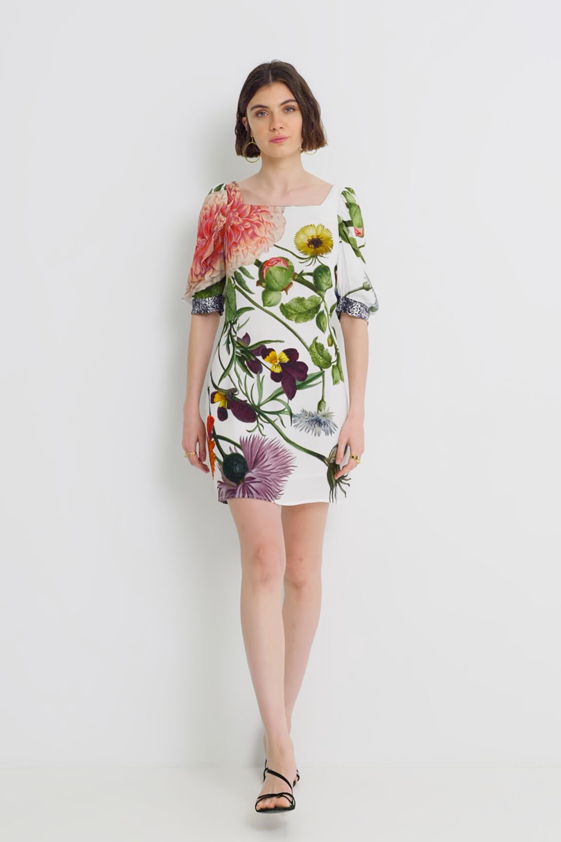 Vestido corto slim mangas abullonadas