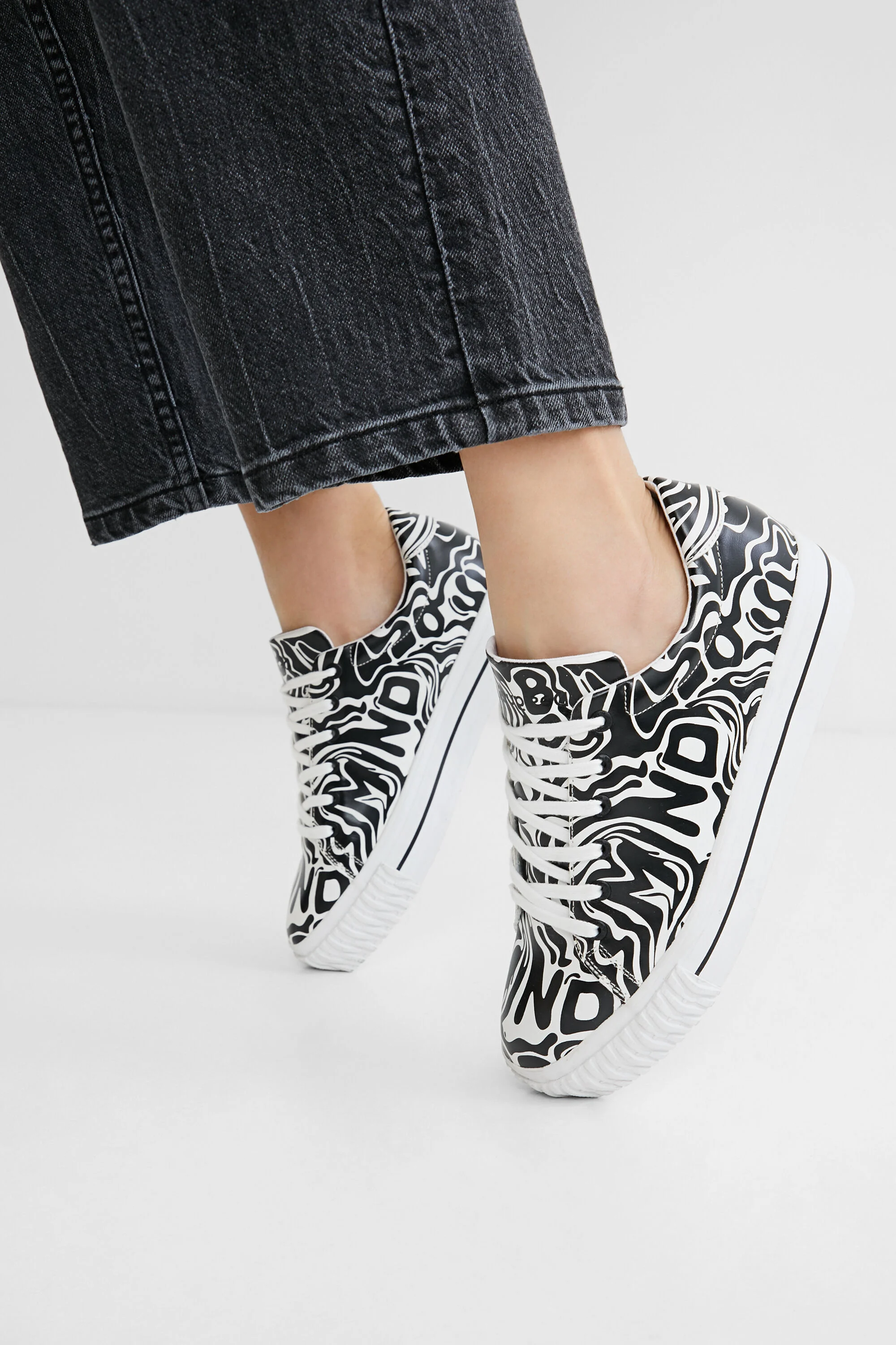 Sneakers piel sint&eacute;tica estampadas