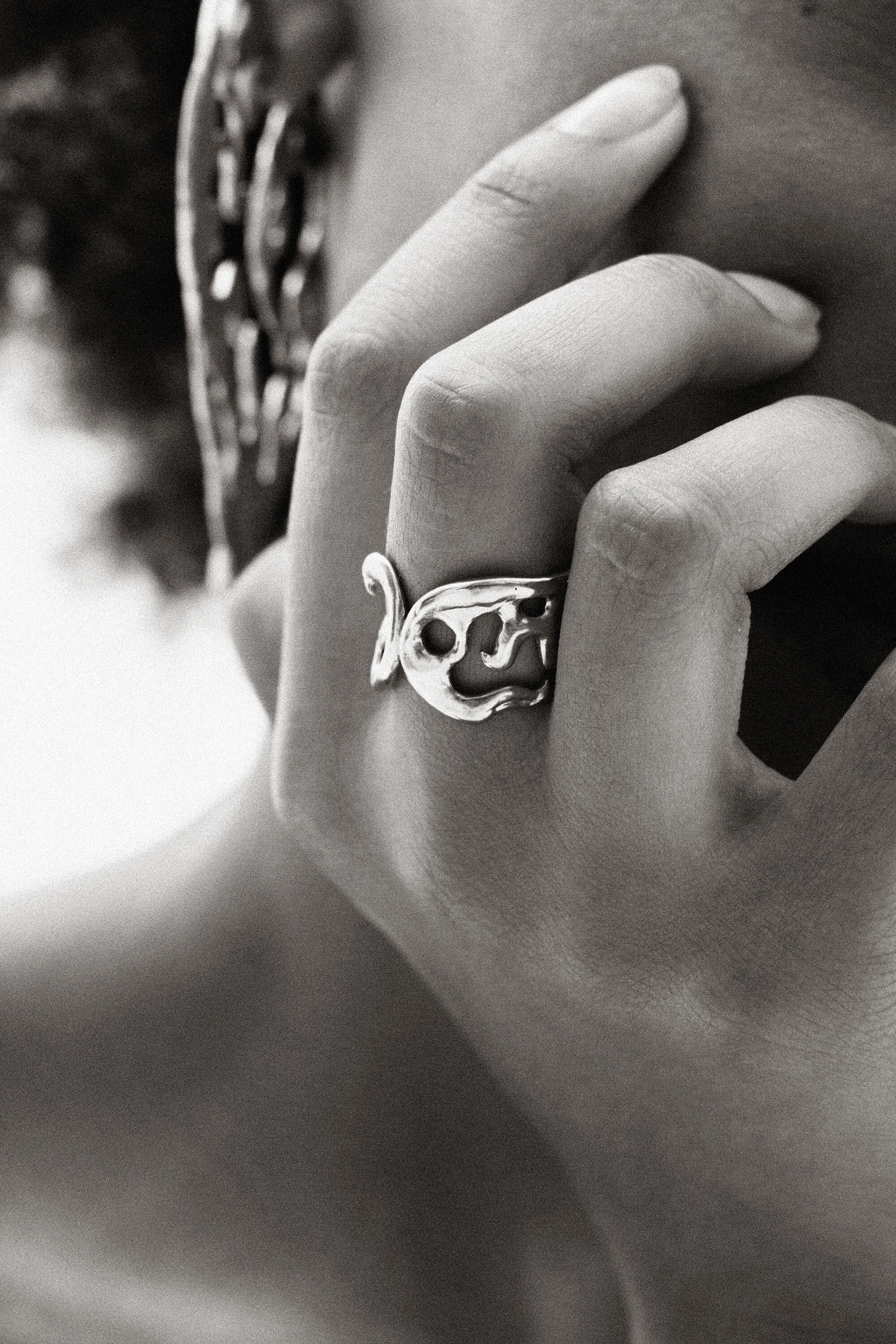 Anillo formas org&aacute;nicas ba&ntilde;o plata Zalio