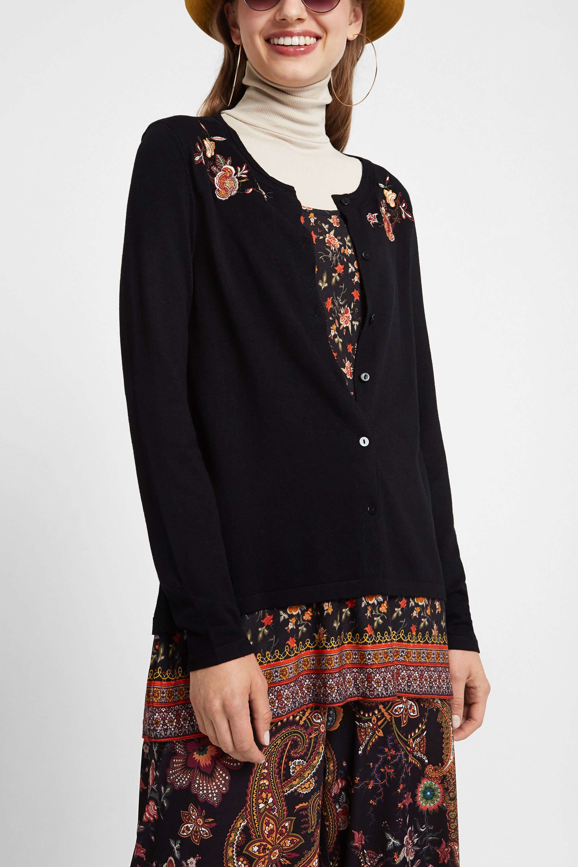 Jersey trampantojo bajo blusa