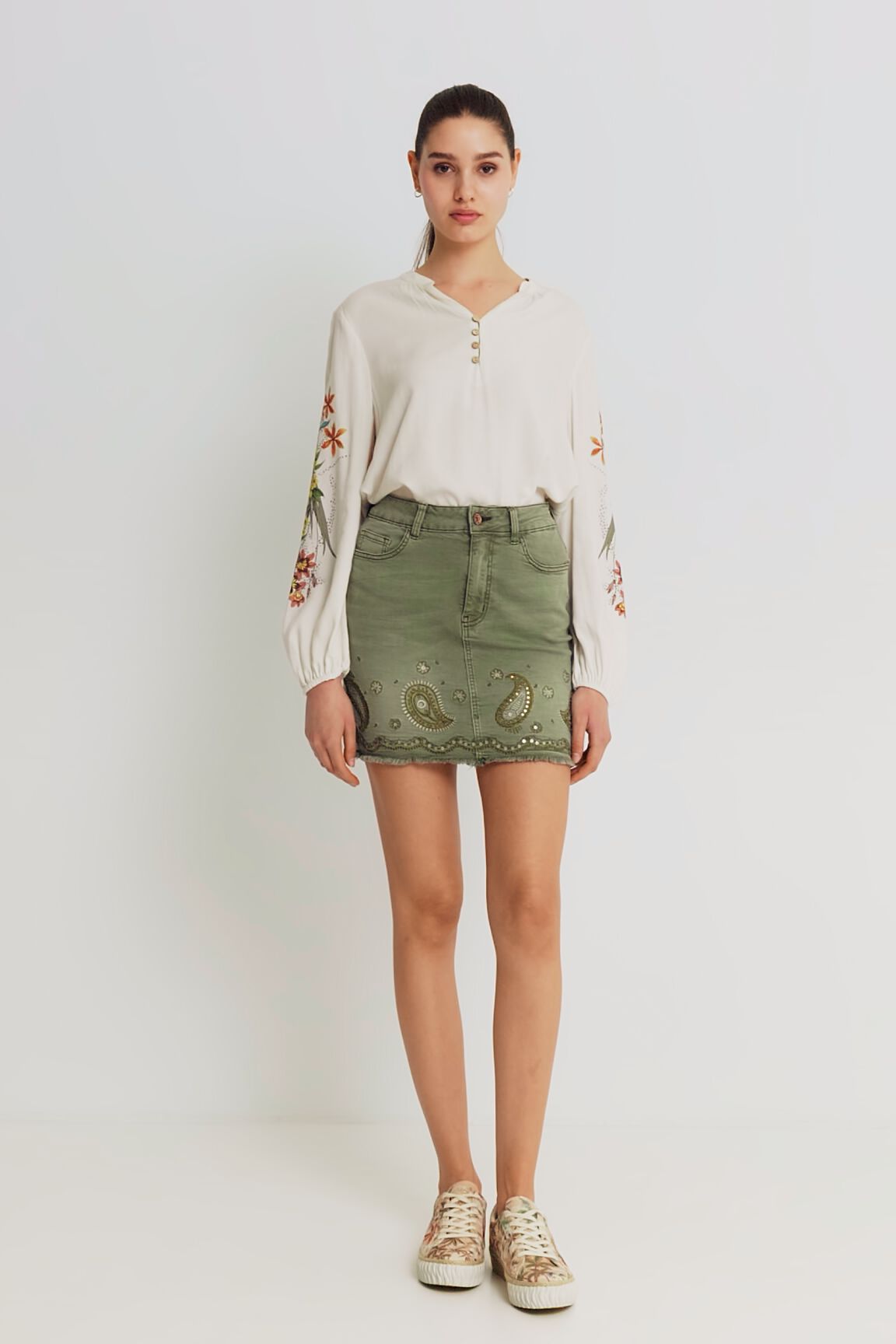 Falda corta vaquera paisley