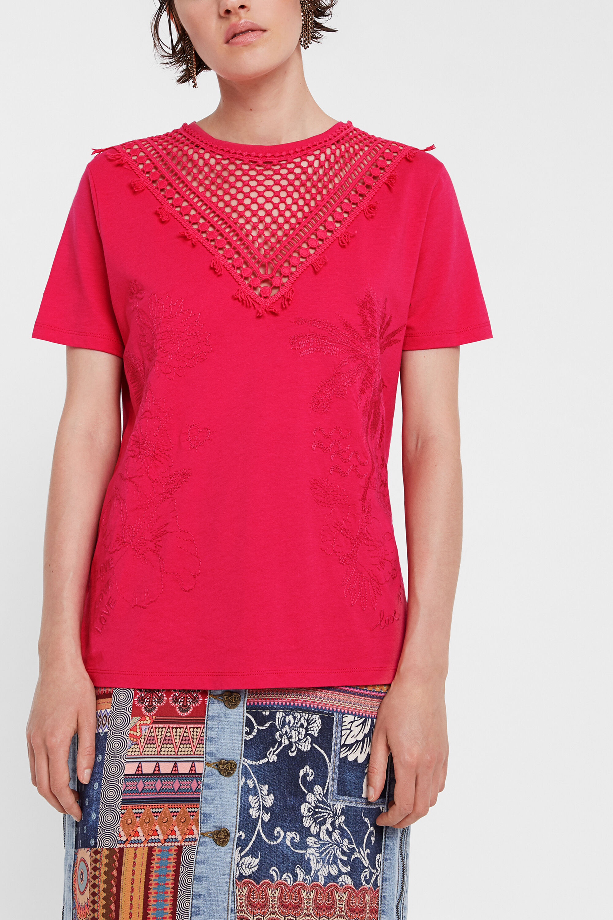 Camiseta bordado pico frontal