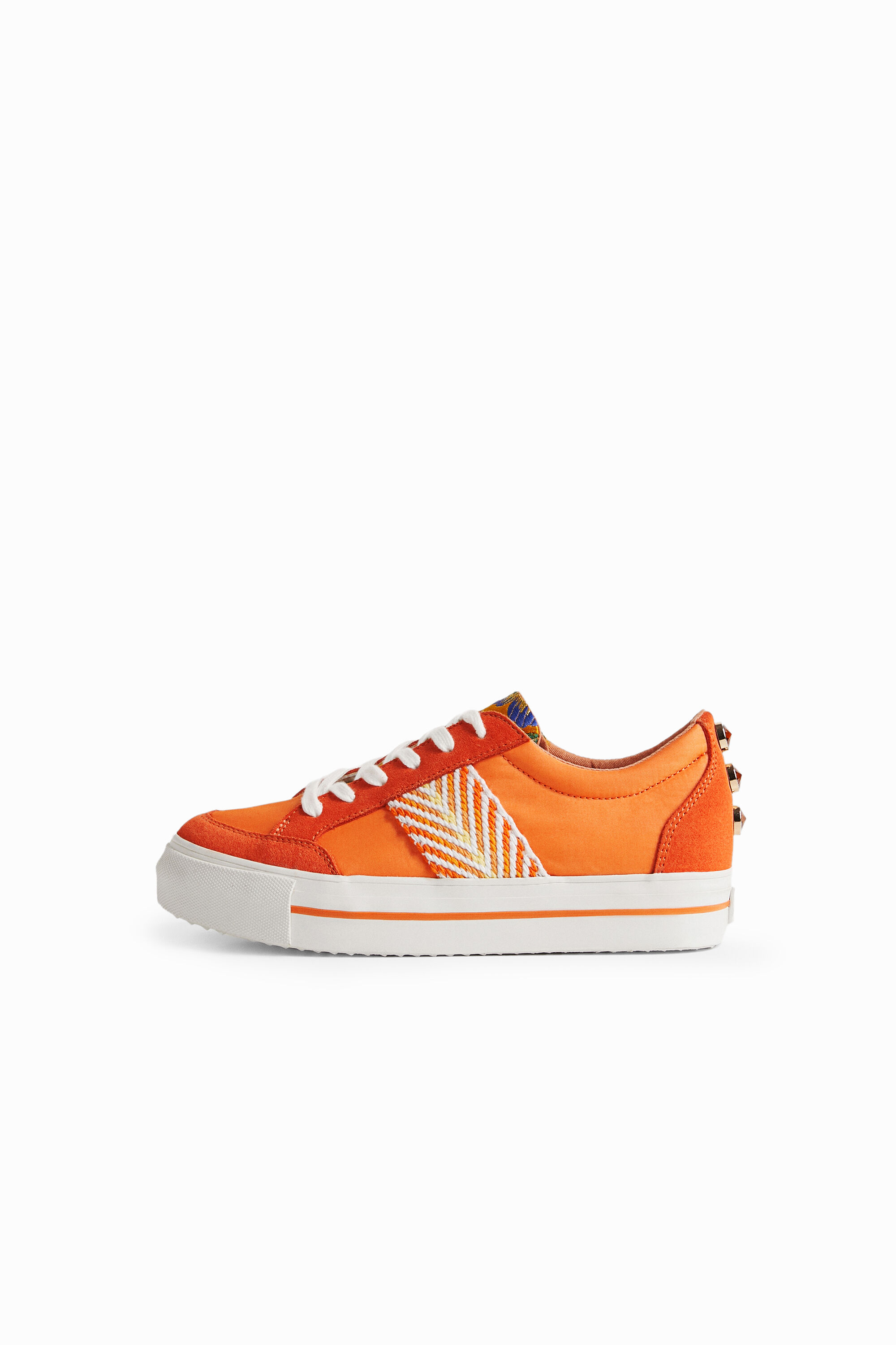 Zapatilla con cinta &eacute;tnica