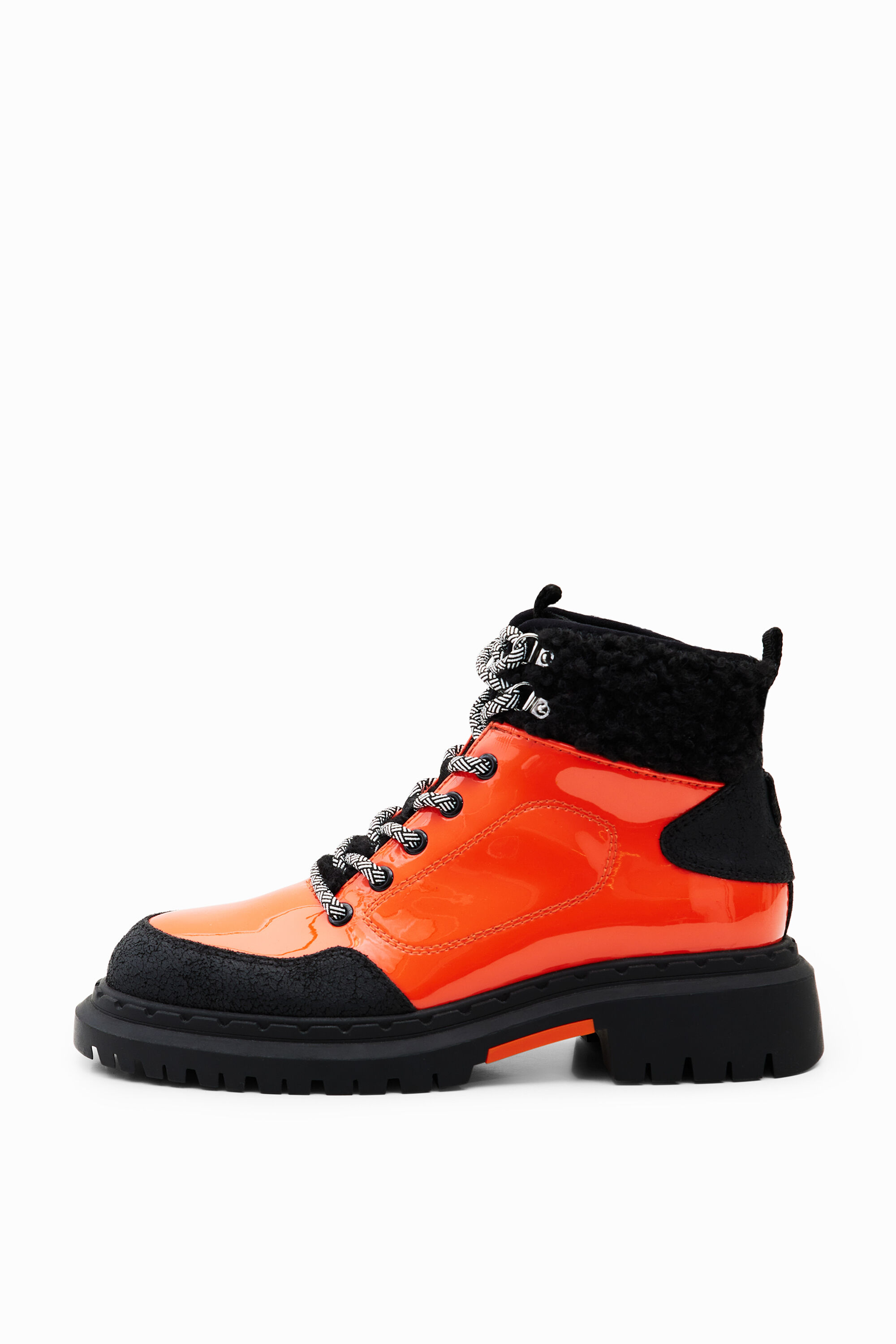 Bota trekking cordones