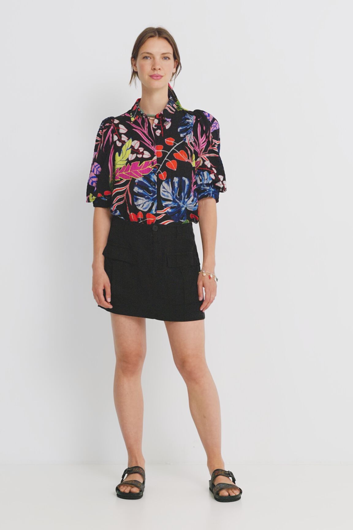Falda corta slim bolsillos