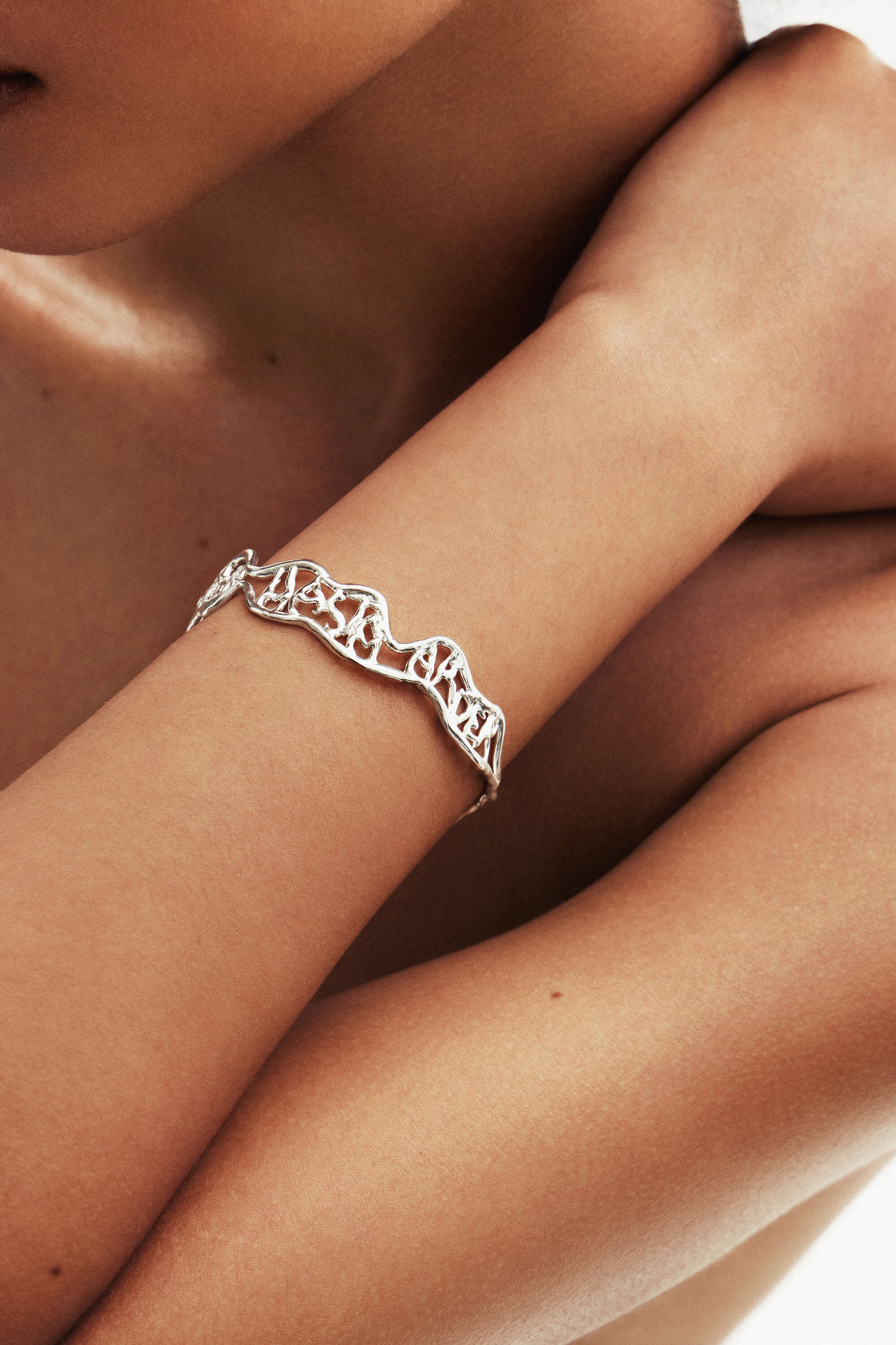 Brazalete fino mensaje ba&ntilde;o plata Zalio