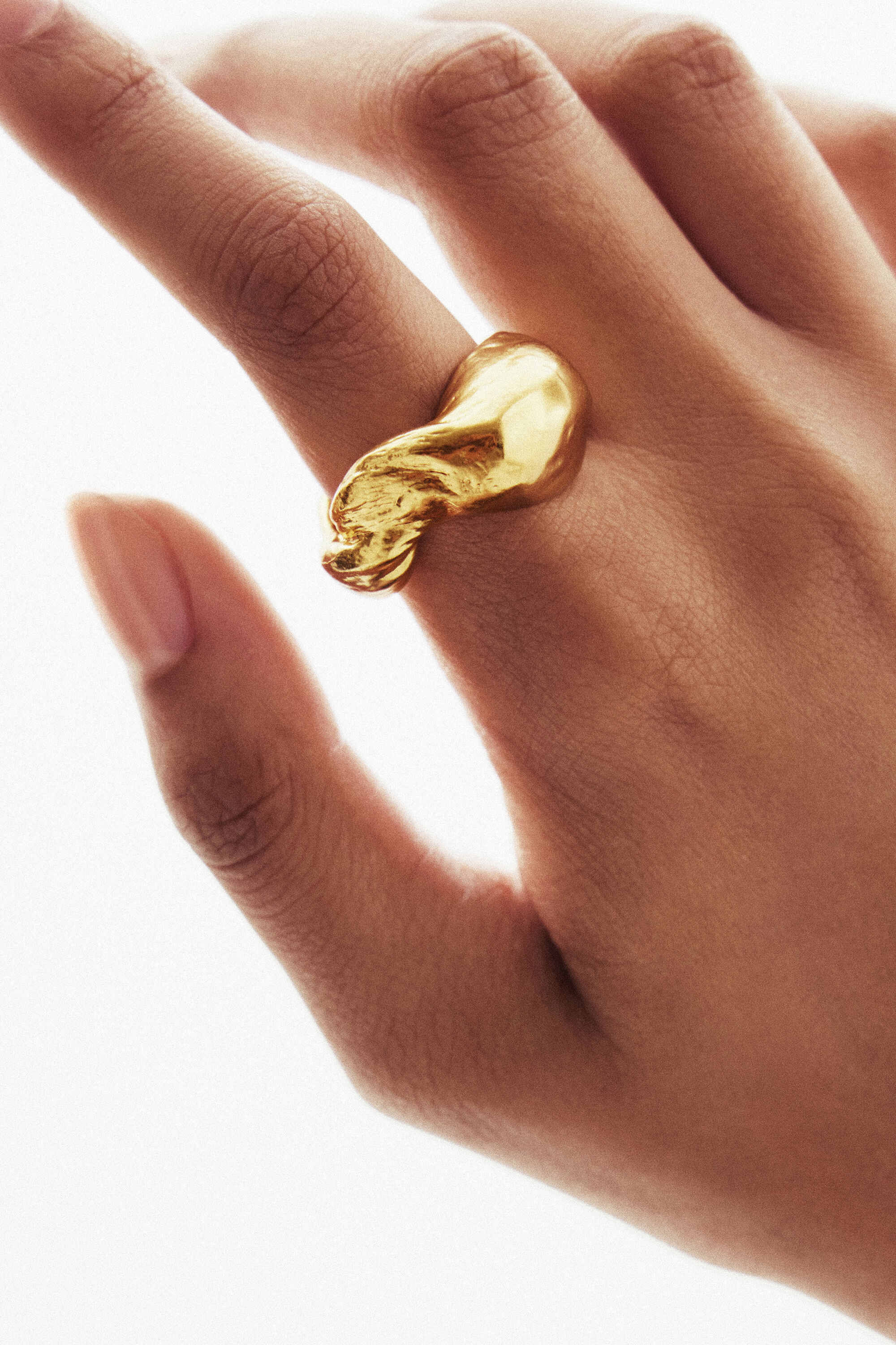 Anillo formas org&aacute;nicas ba&ntilde;o oro Zalio